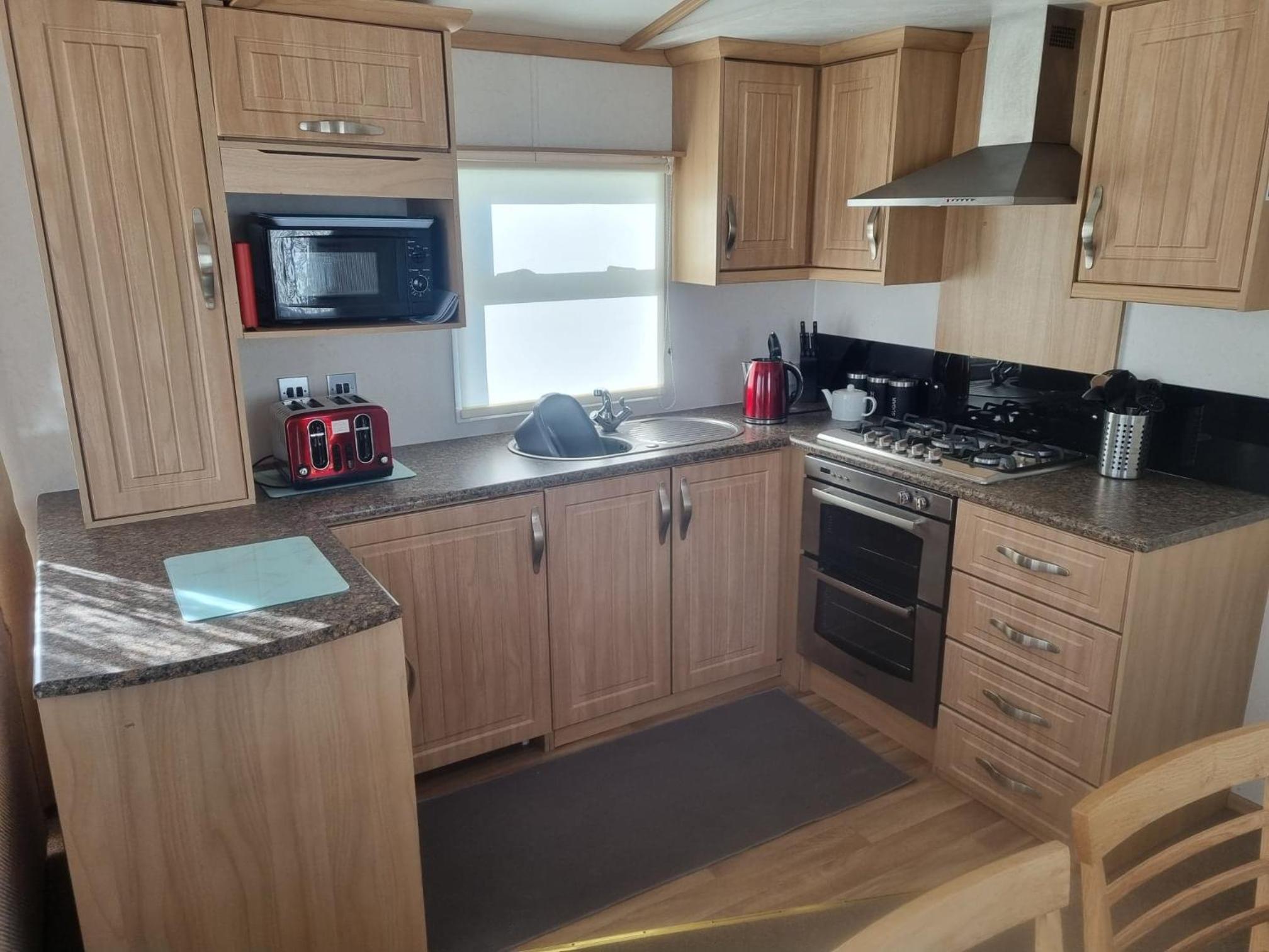 8 BERTH DELUXE CARAVAN Pg156 GOLDEN PALM CHAPEL ST LEONARDS view 5