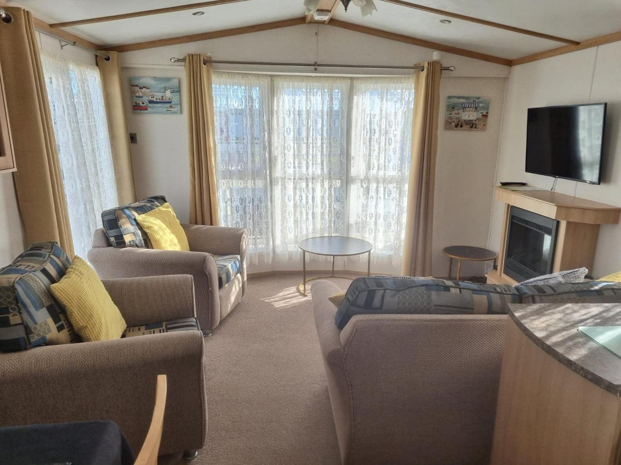 8 BERTH DELUXE CARAVAN Pg156 GOLDEN PALM CHAPEL ST LEONARDS view 3