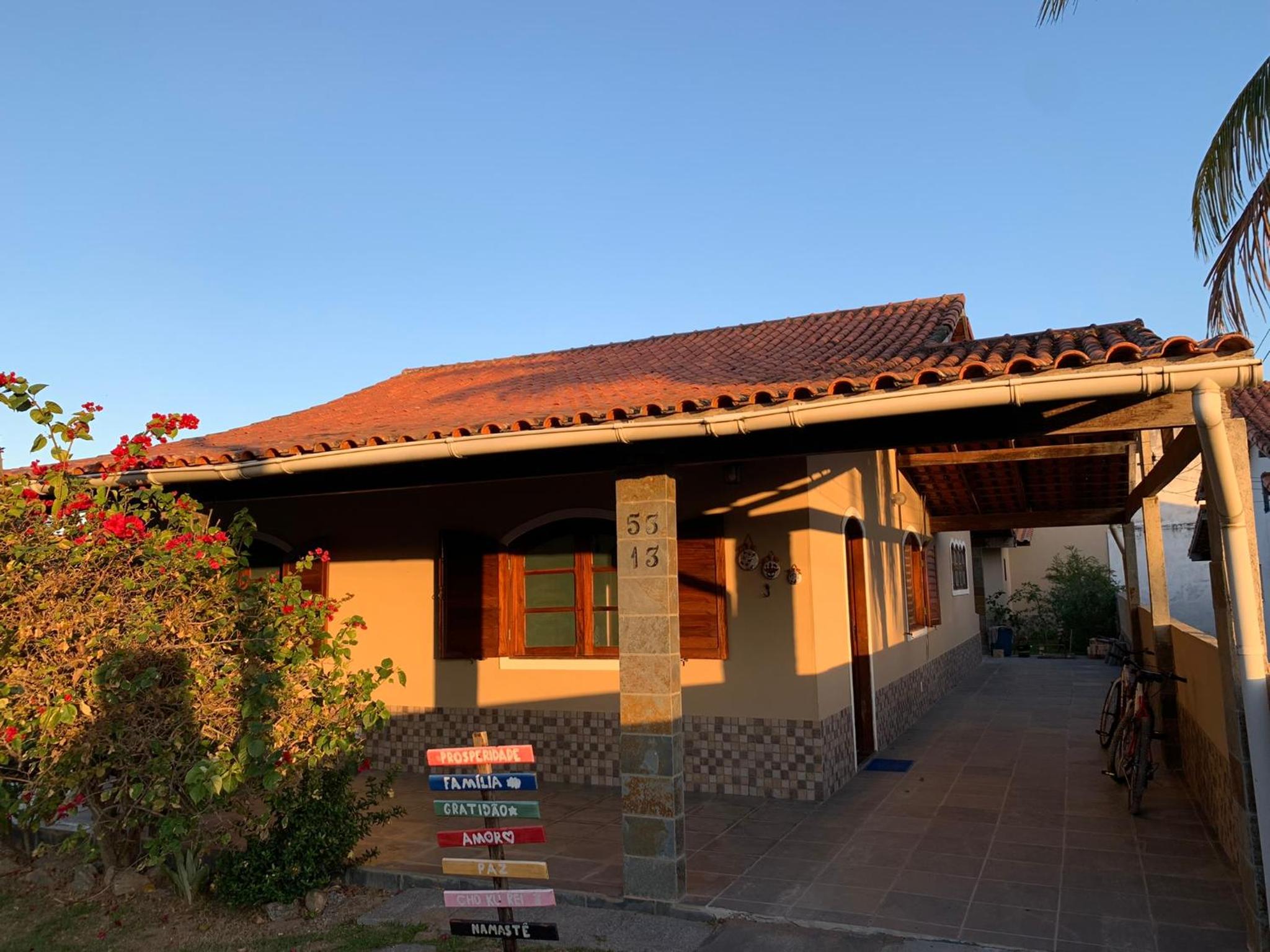 Casa com piscina, ar condicionado, campo de futebol e área gourmet a um quarteirão da lagoa de Praia Seca