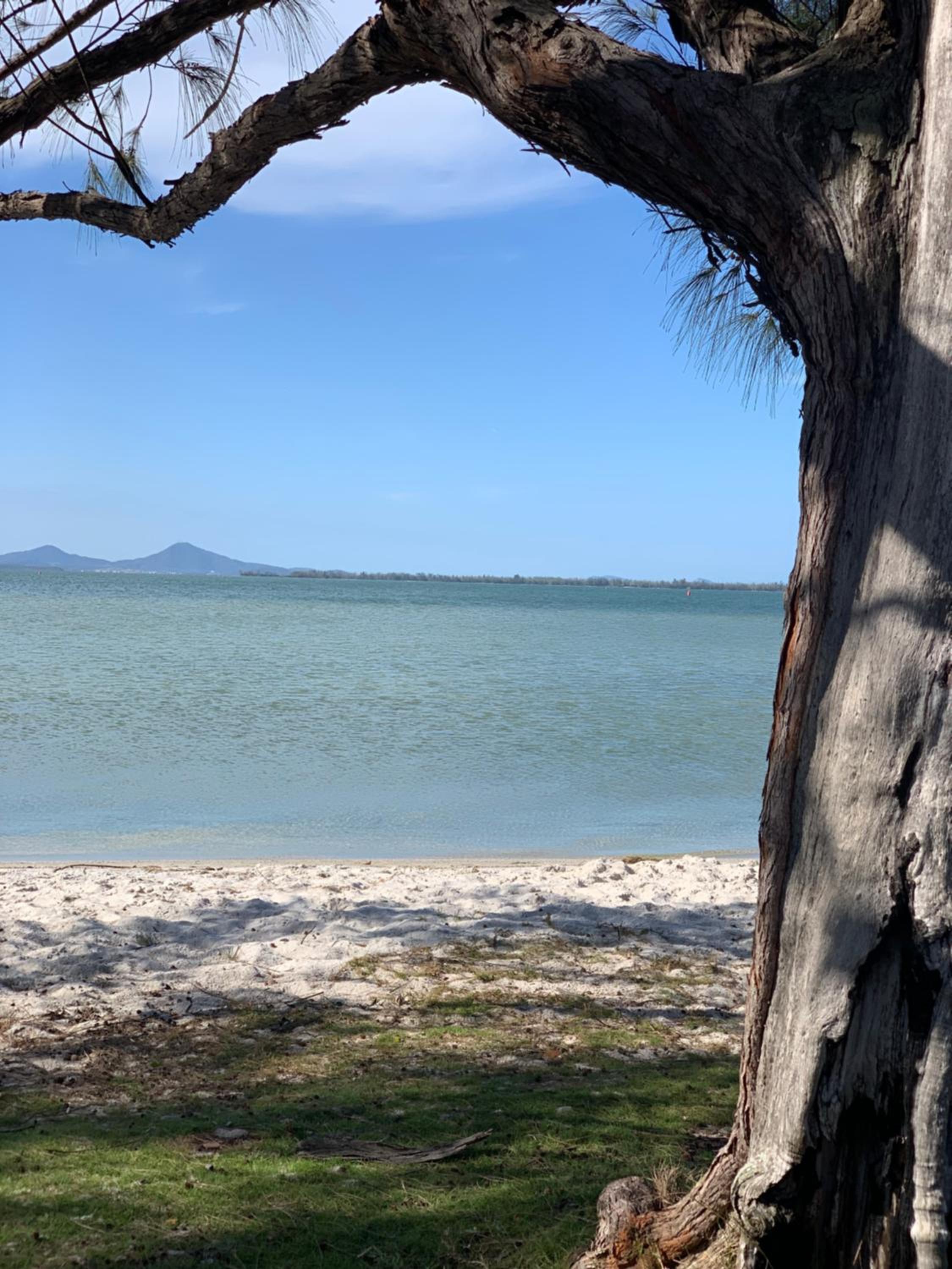 Casa com piscina, ar condicionado, campo de futebol e área gourmet a um quarteirão da lagoa de Praia Seca