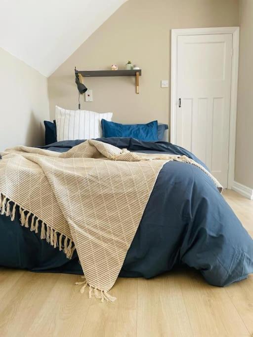 Lovely bijou loft apt, one road back from the sea view 3