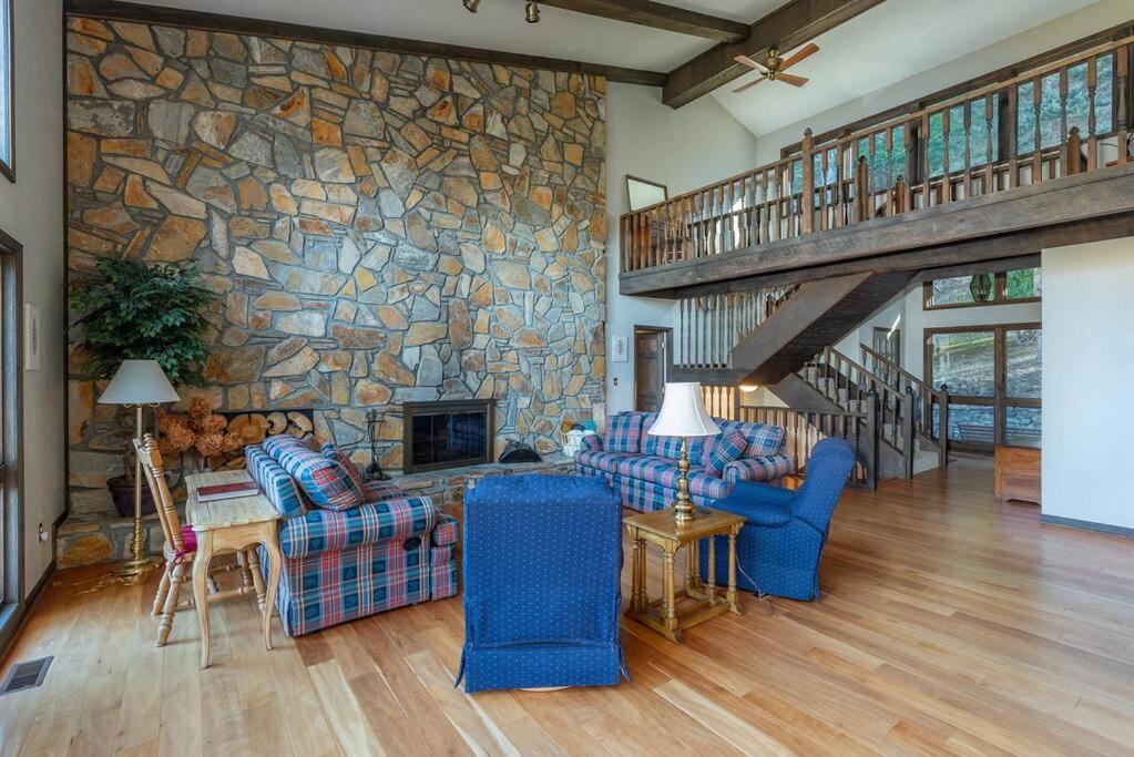 THE WOLF: Asheville, Mountains, Golf, Hiking & MORE view 3