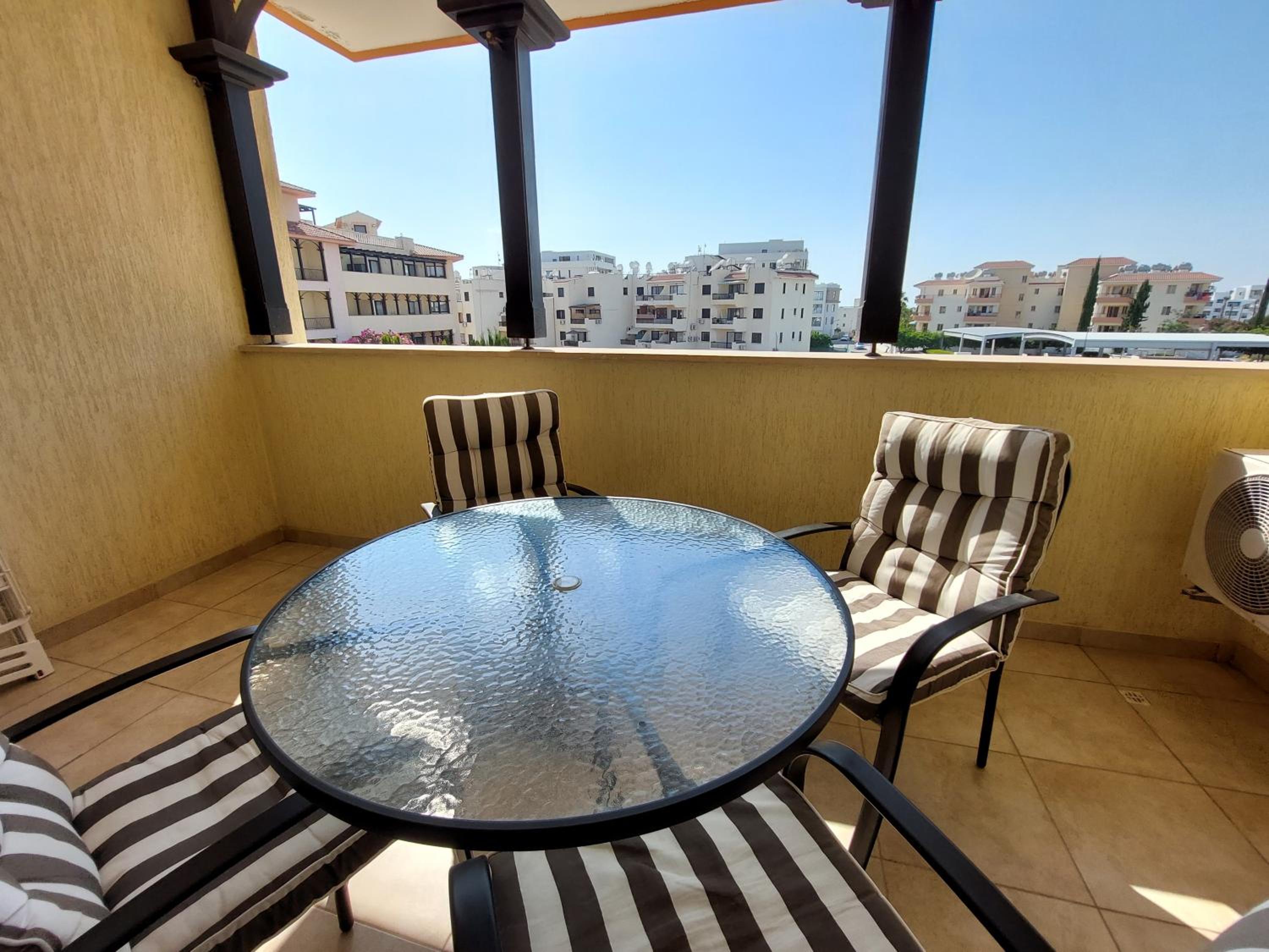 Queens Gardens suite by the sea, pool and mall view 3