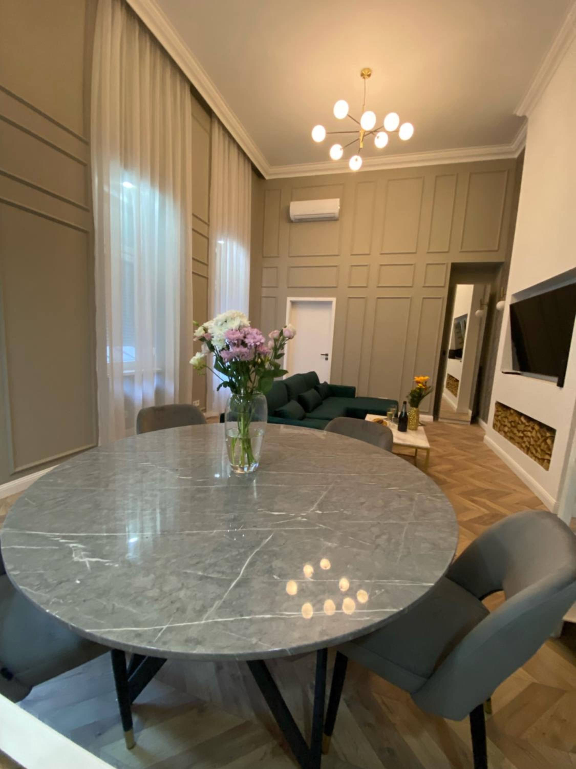 Luxury Exclusive 3 Bedroom DOWNTOWN Apartment view 3