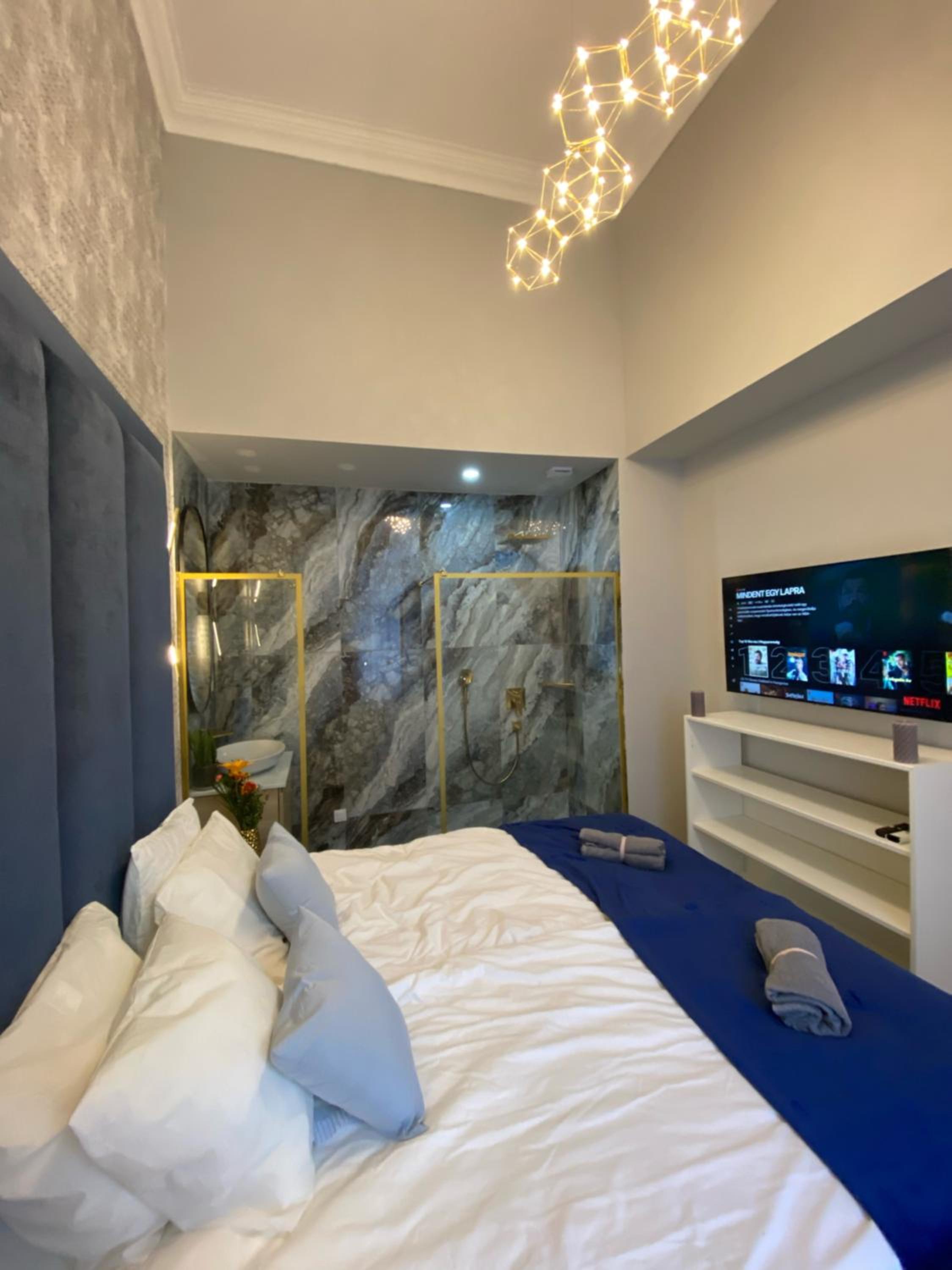 Luxury Exclusive 3 Bedroom DOWNTOWN Apartment view 5