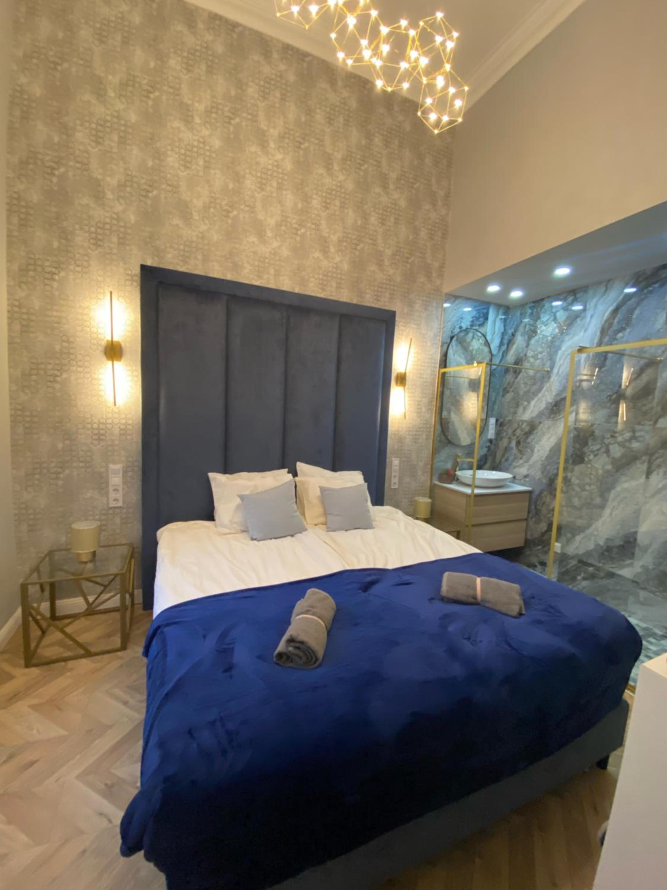 Luxury Exclusive 3 Bedroom DOWNTOWN Apartment view 4