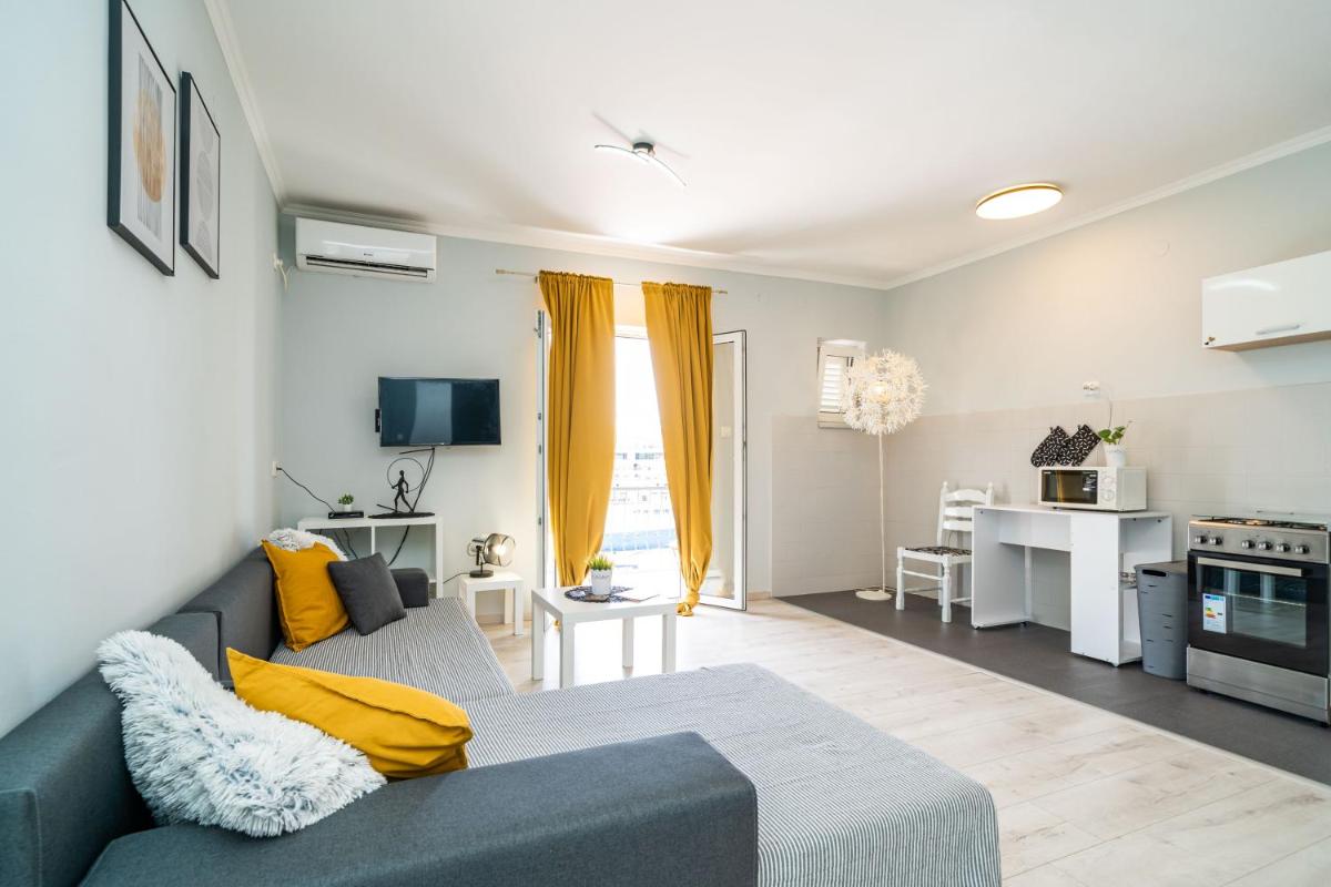 Nostromo Guesthouse with the Sea View