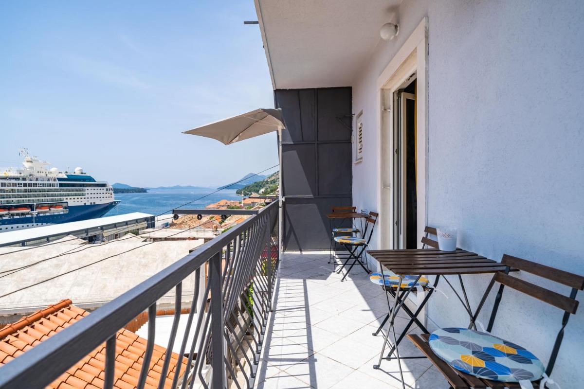 Nostromo Guesthouse with the Sea View
