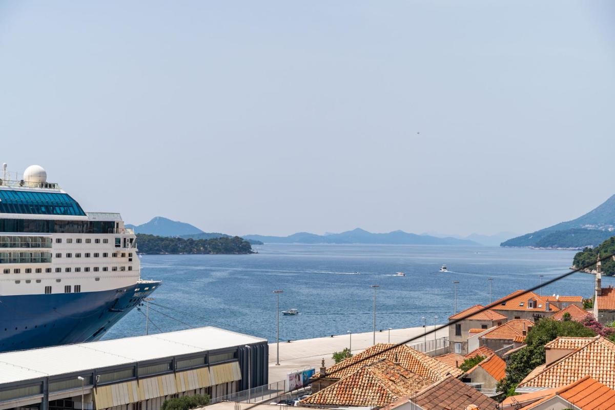 Nostromo Guesthouse with the Sea View