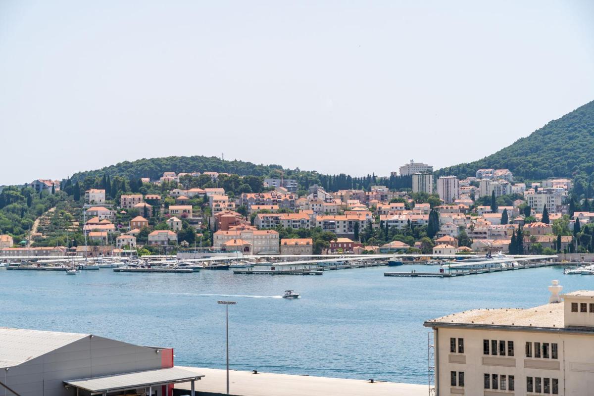 Nostromo Guesthouse with the Sea View