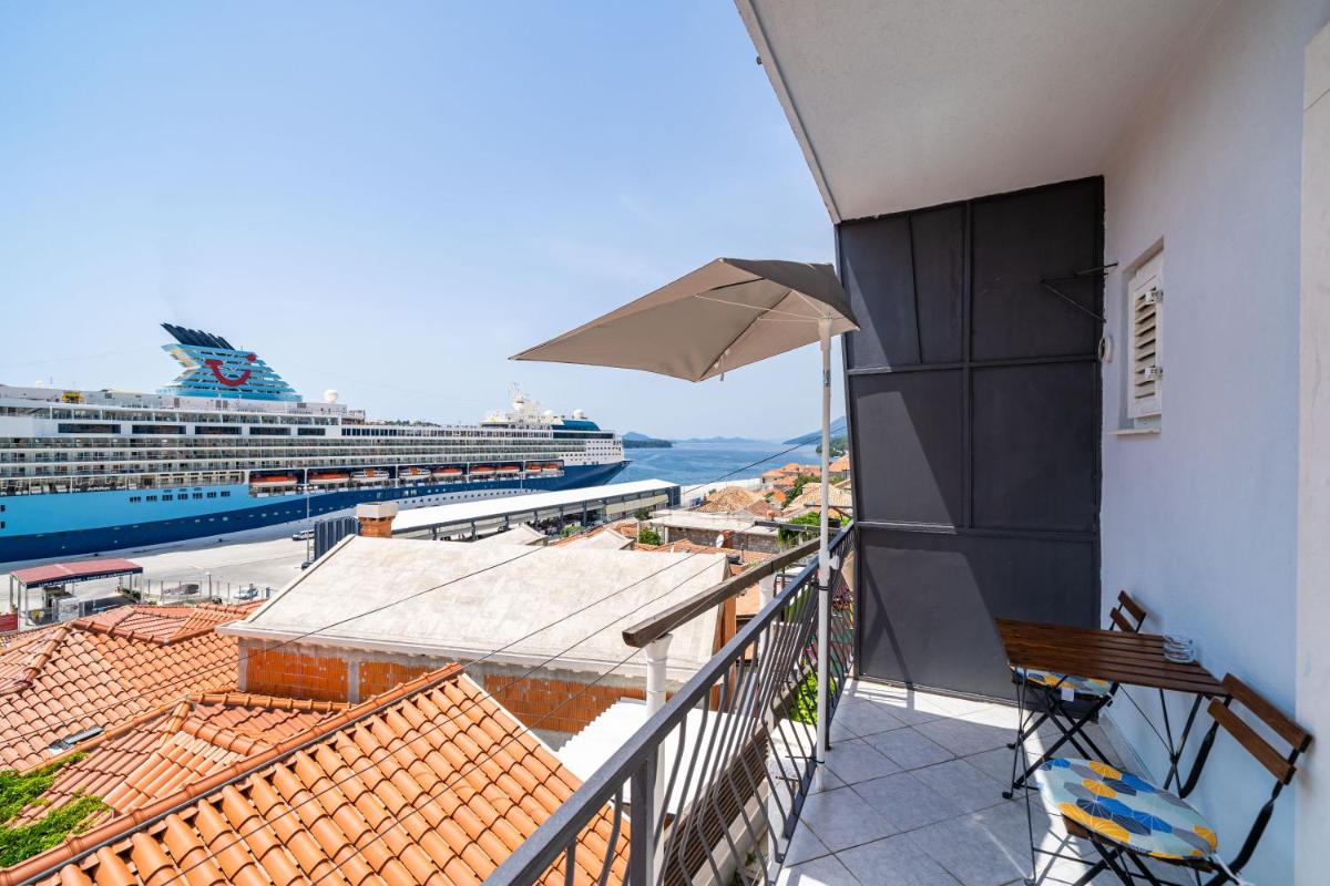 Nostromo Guesthouse with the Sea View