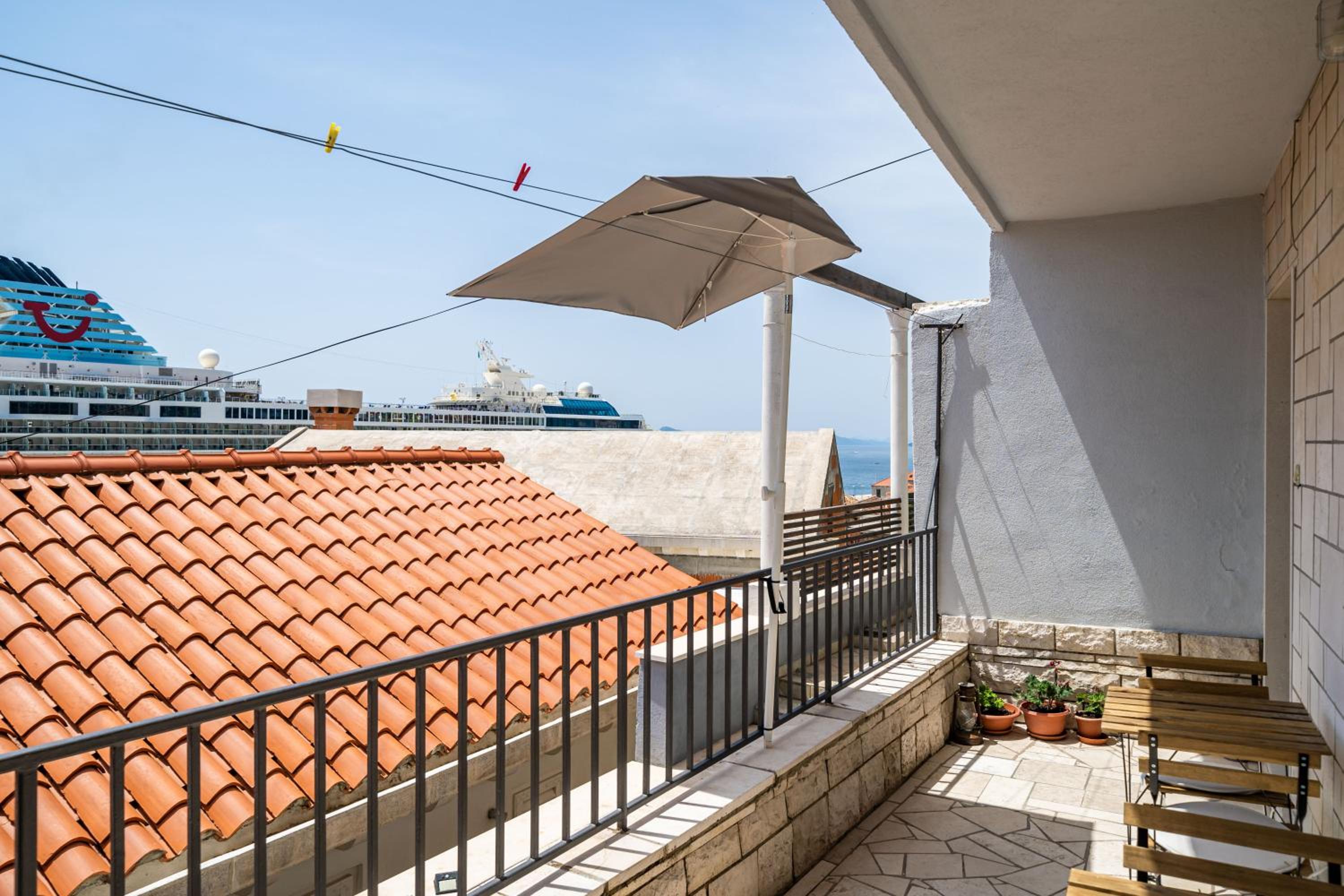 Nostromo Guesthouse with the Sea View
