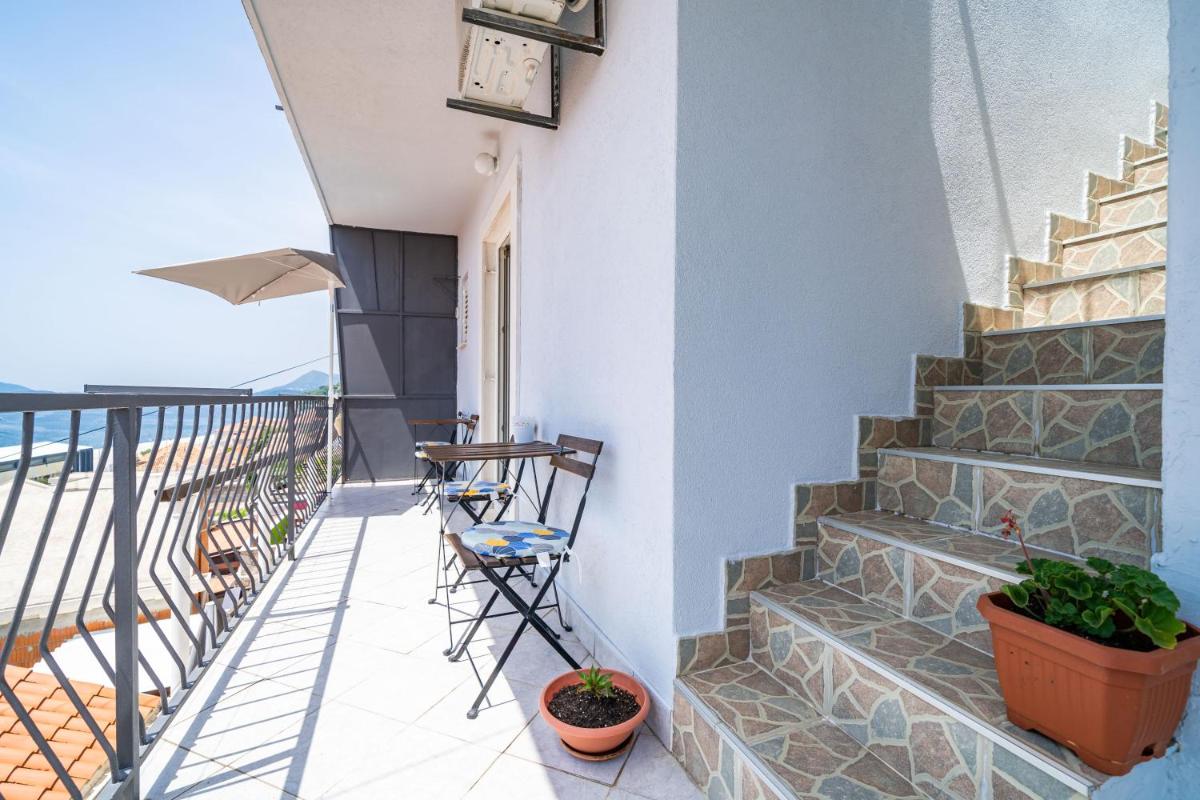 Nostromo Guesthouse with the Sea View