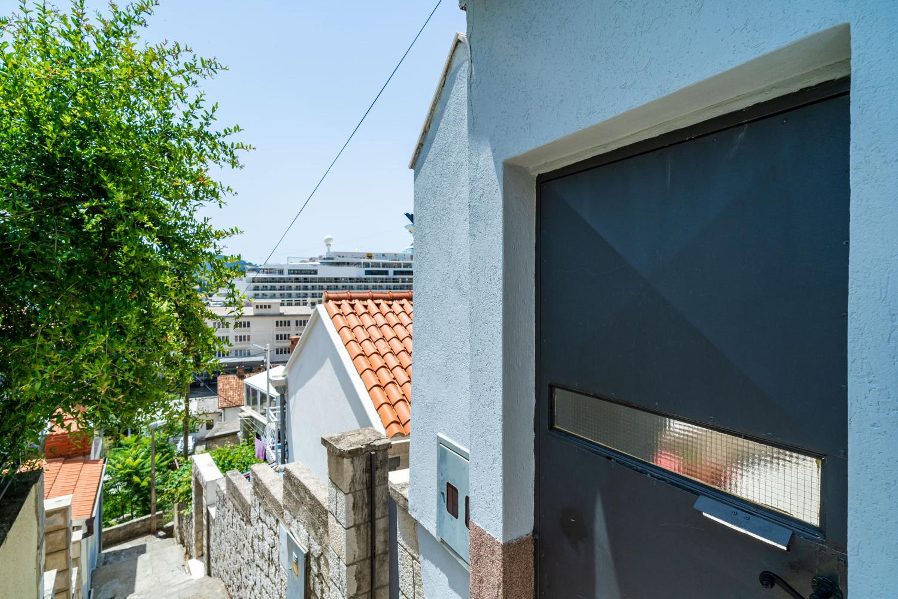 Nostromo Guesthouse with the Sea View