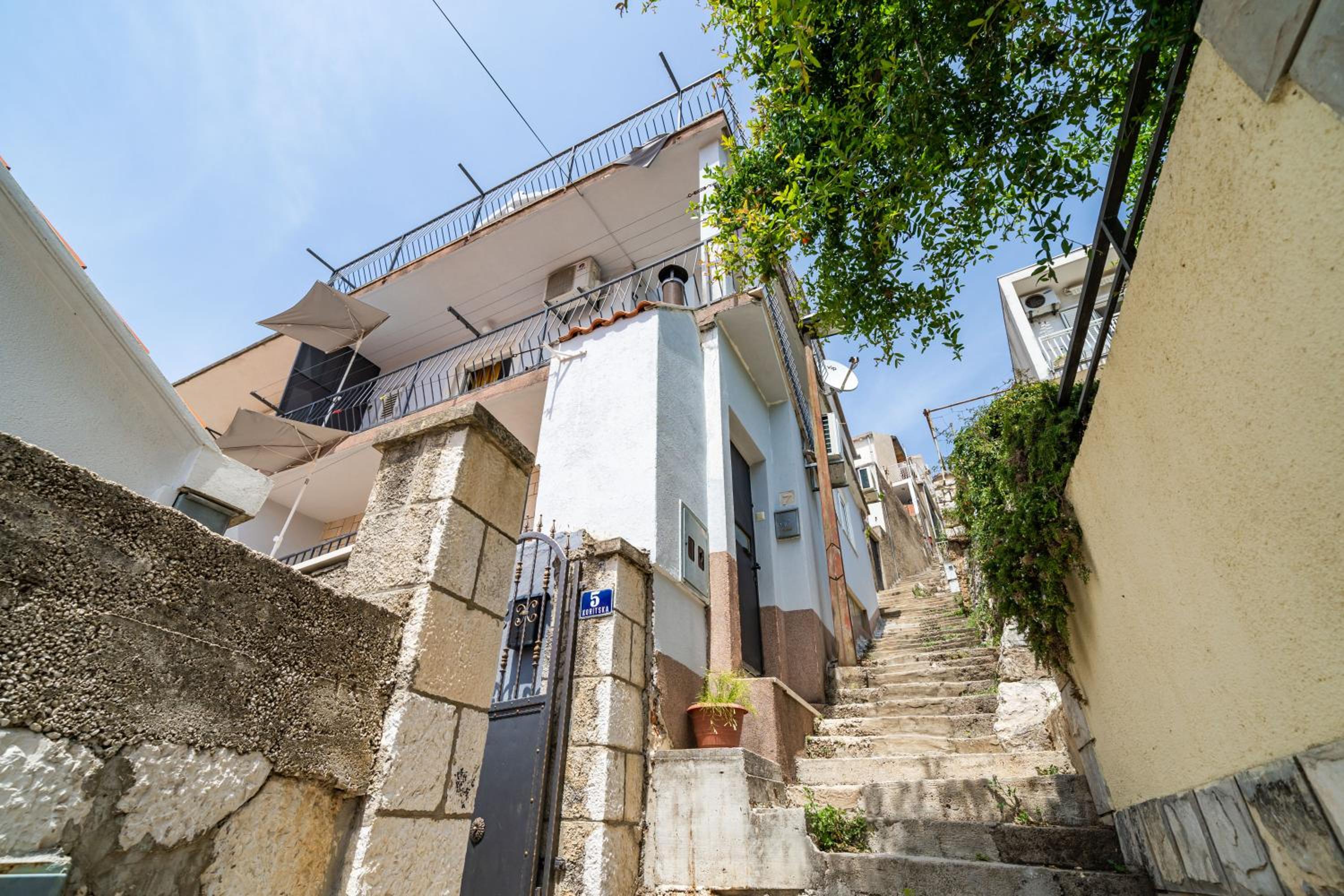 Nostromo Guesthouse with the Sea View