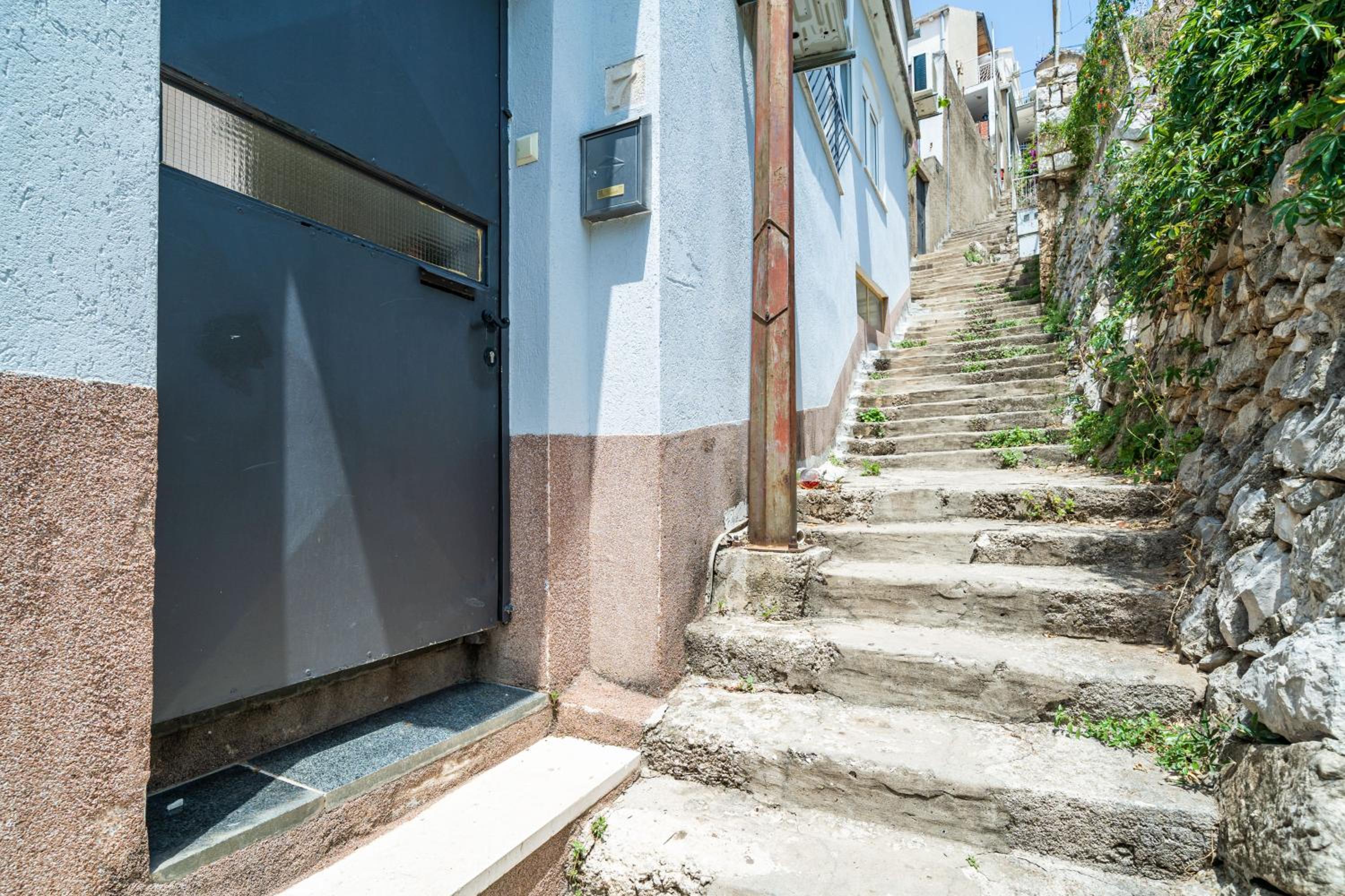 Nostromo Guesthouse with the Sea View