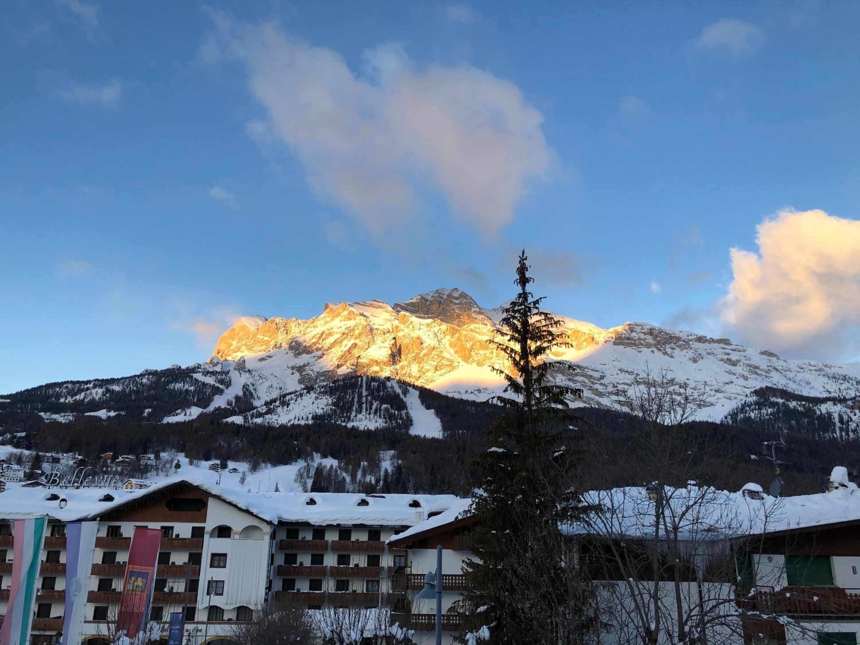 Luxury Panoramic 3BR Apt 2min to Centre 5min to Lifts view 2