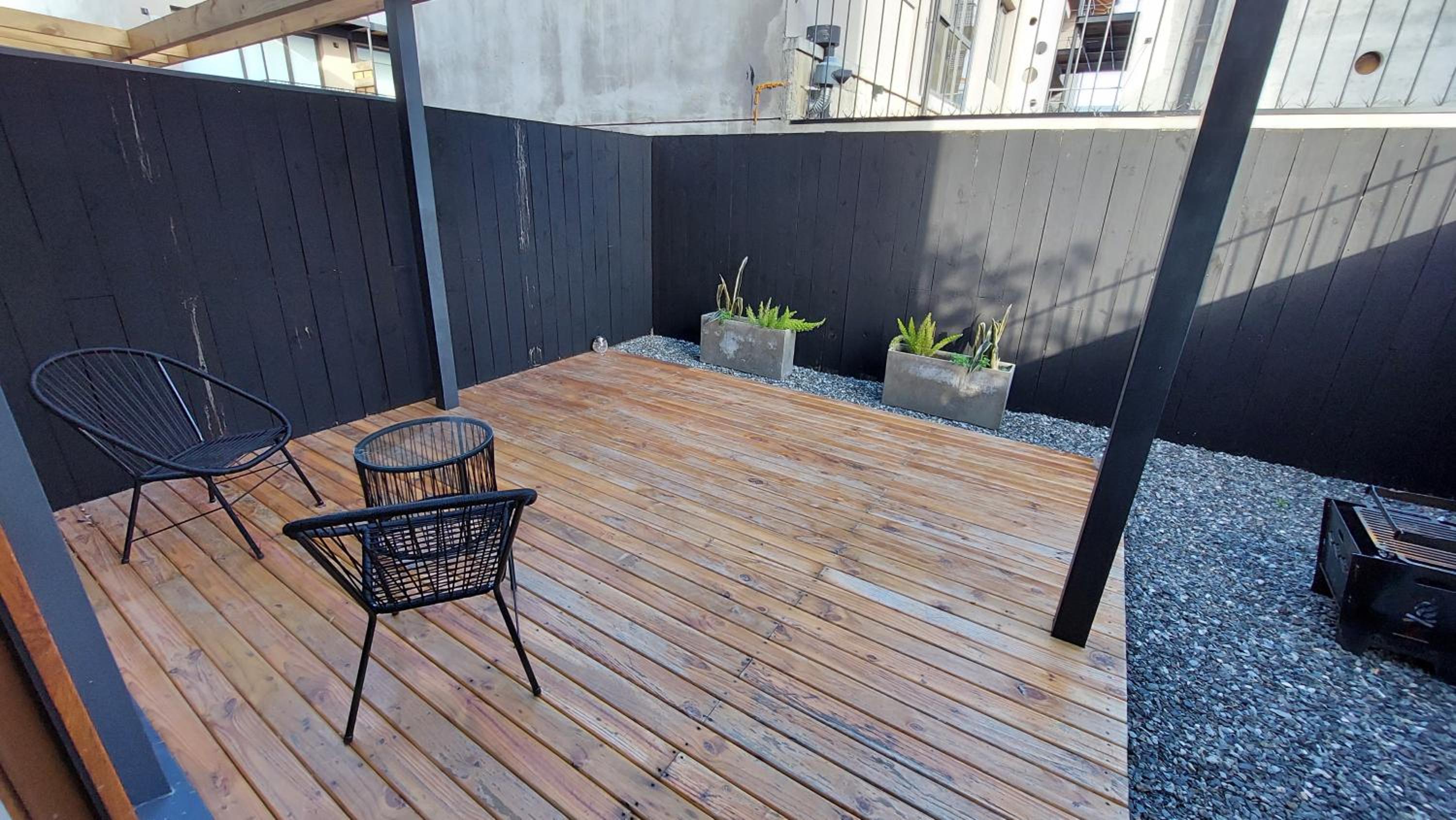 Hermoso monoambiente con jardin, modernoso y cálido a media cuadra de la calle principal (V406)