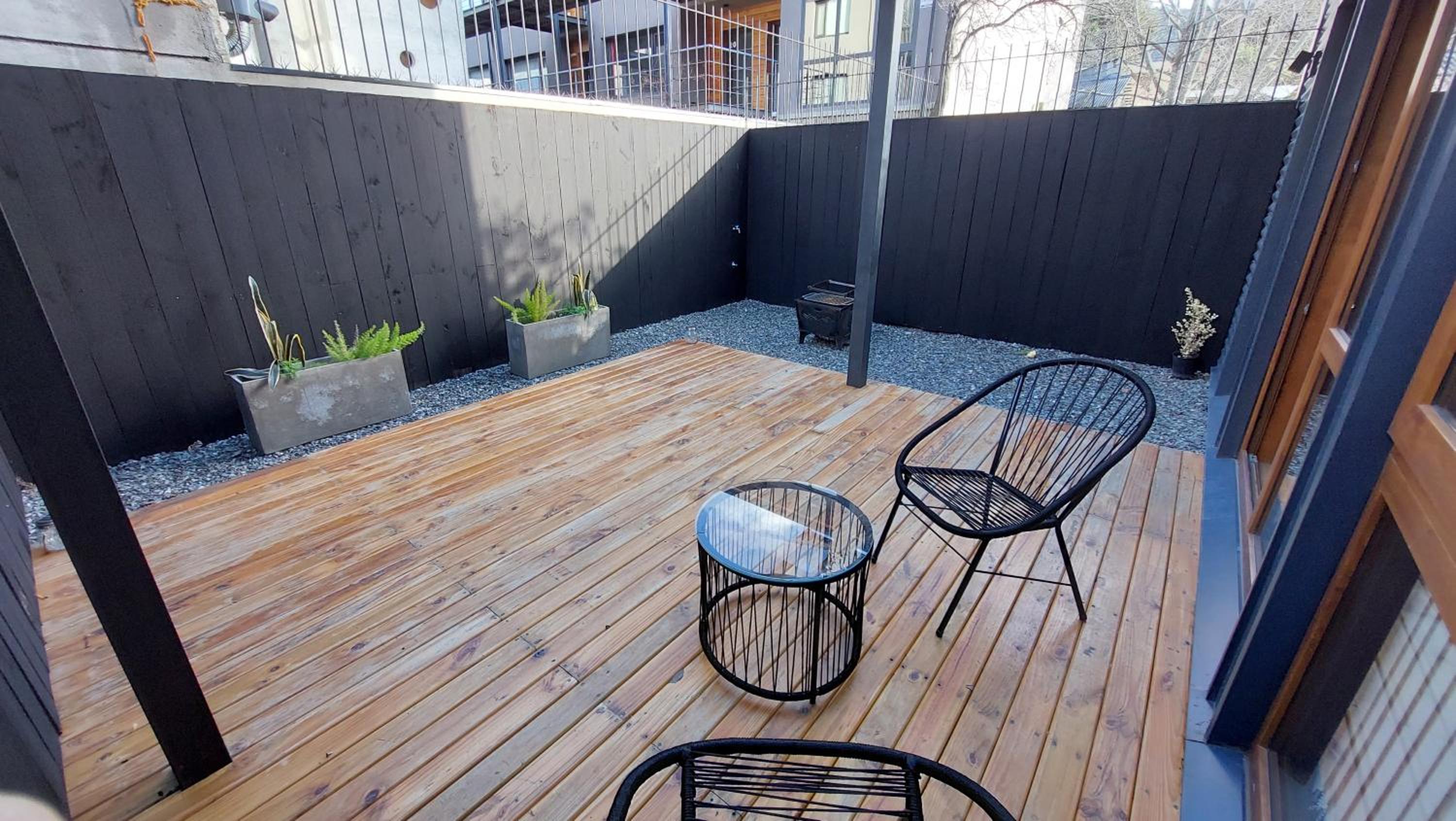 Hermoso monoambiente con jardin, modernoso y cálido a media cuadra de la calle principal (V406)