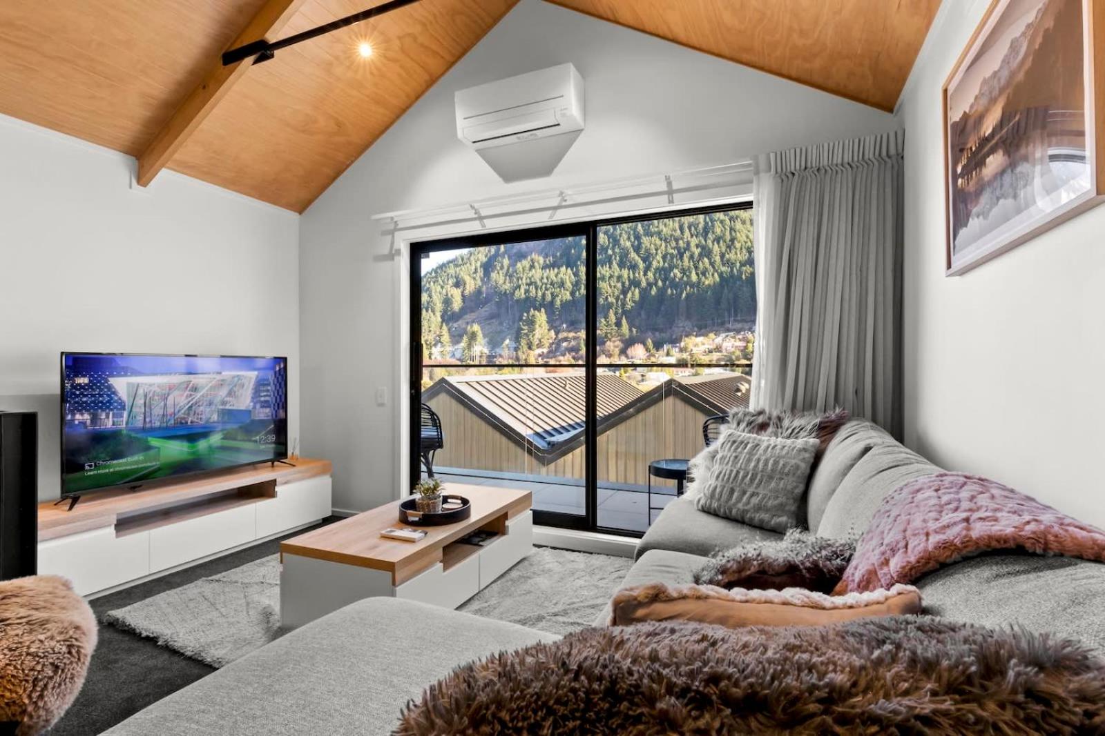Central Queenstown Apt 18a - walk to town view 5