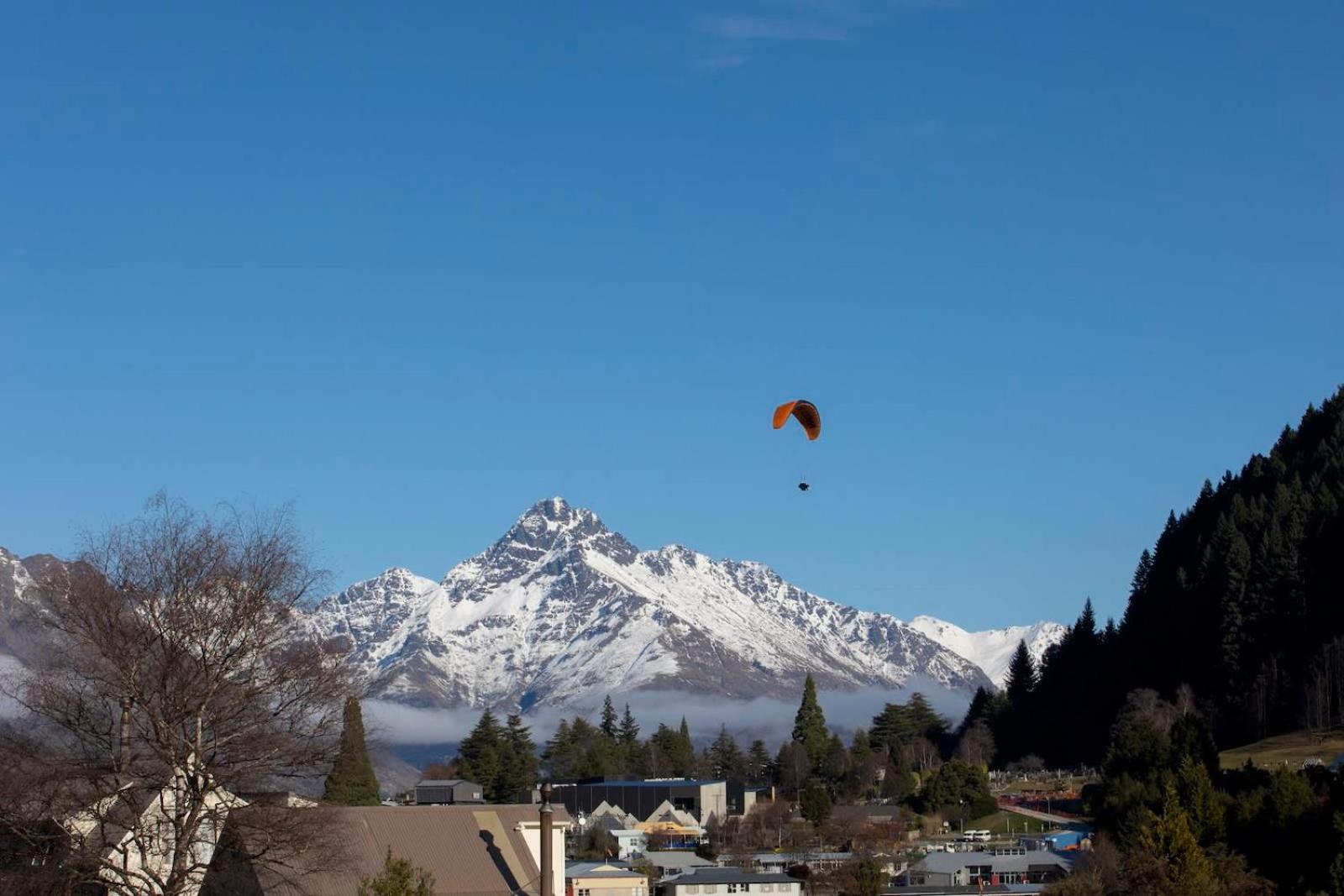 Central Queenstown Apt 18a - walk to town view 2
