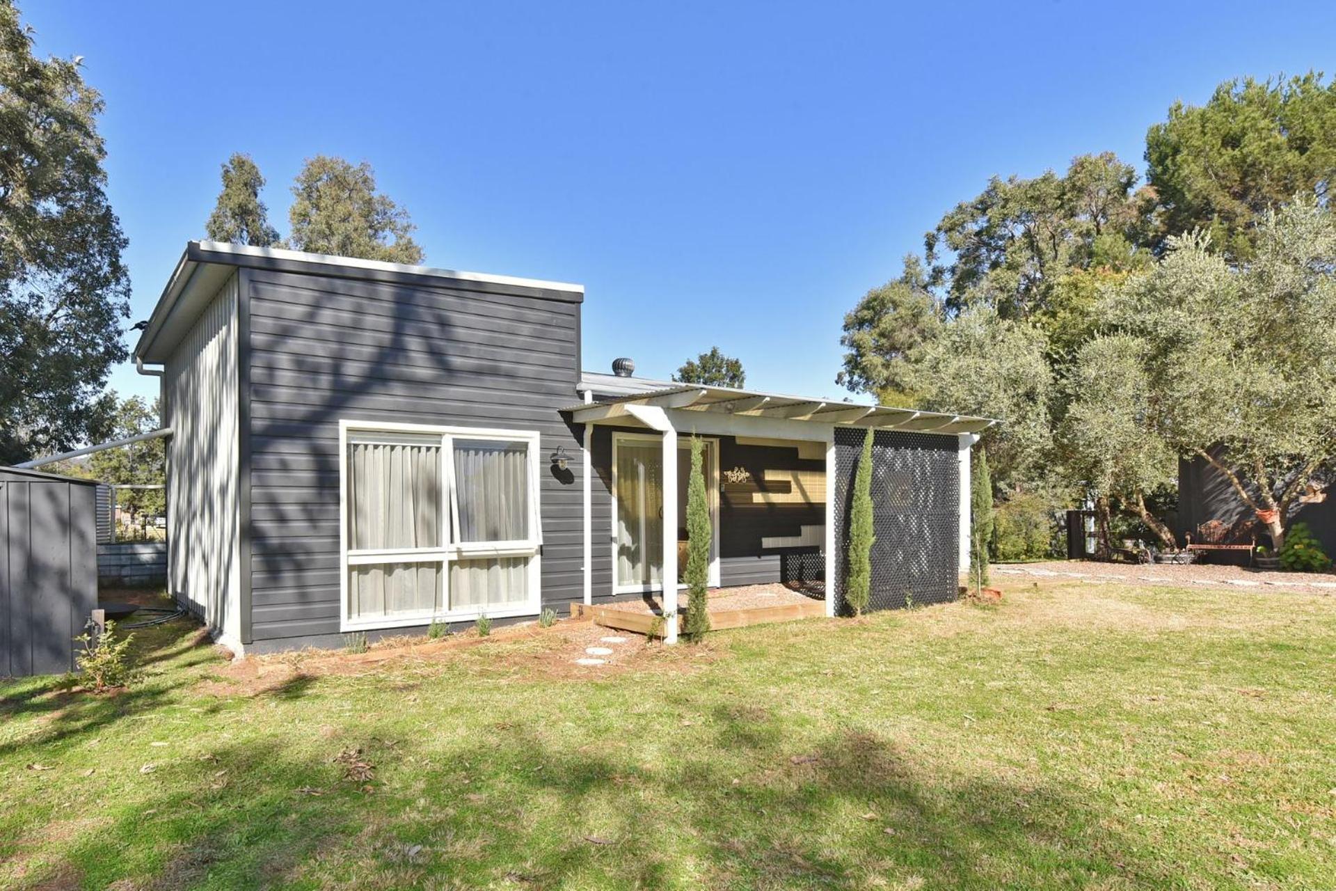 Rose Cottage Studio Romantic or Solo Getaway. Spa, Games Room