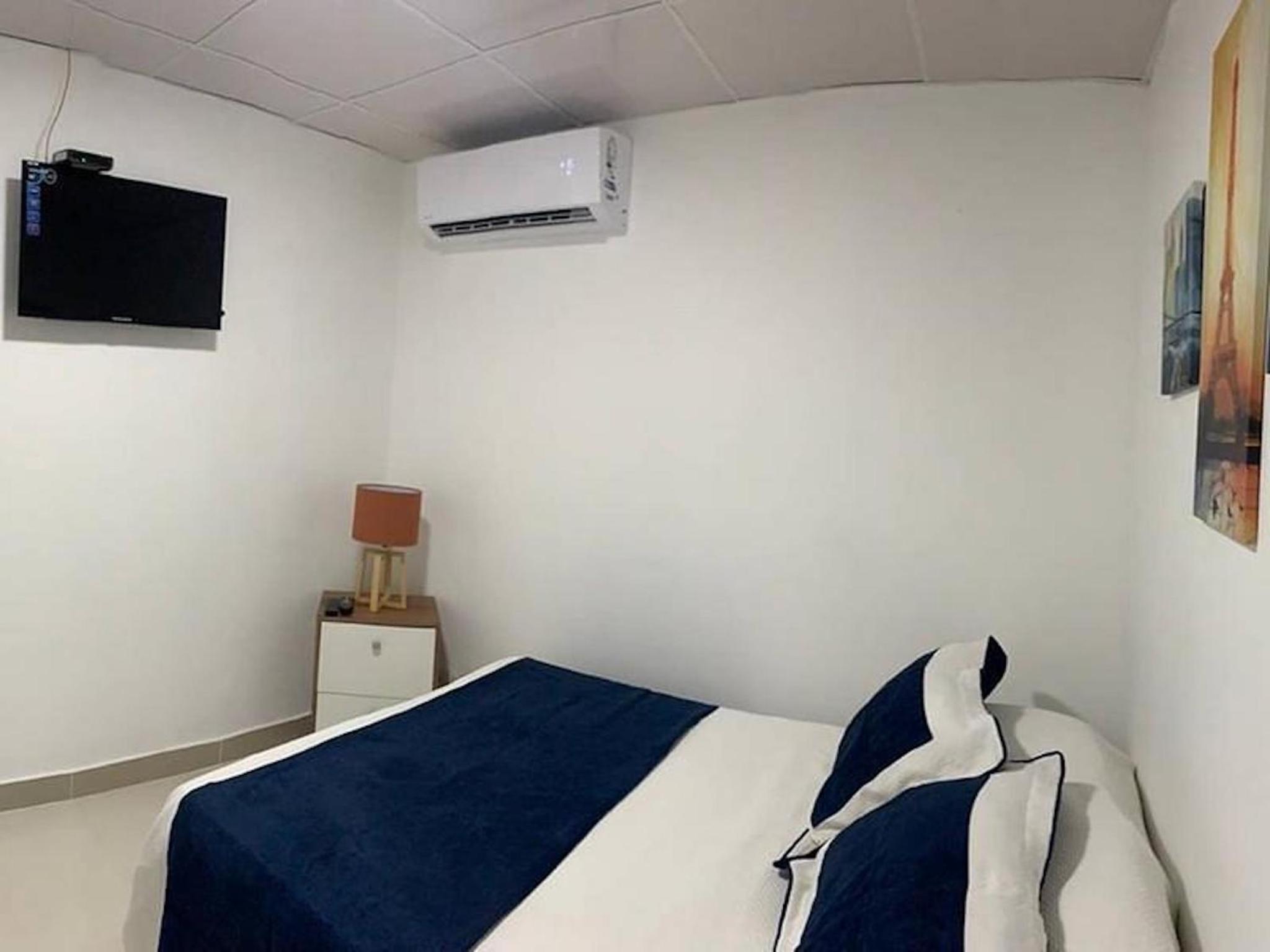 Cozy Private Room in El Malecn, Santo Domingo view 4
