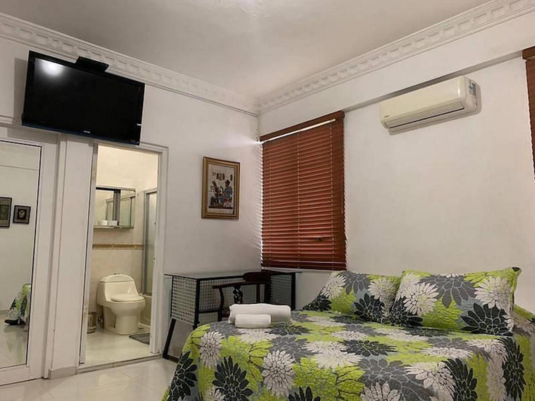 Cozy Private Room in El Malecn, Santo Domingo view 5