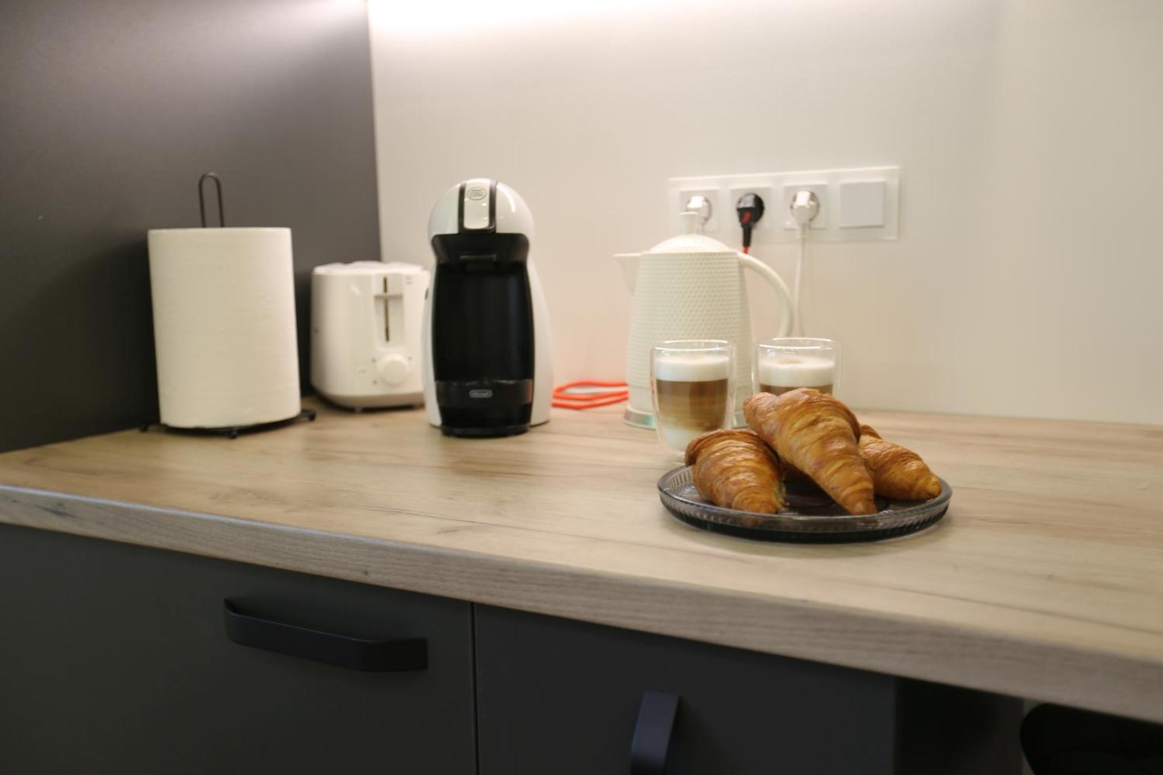 Modern 2 Room Apartment - FREE PARKING - NETFLIX view 4