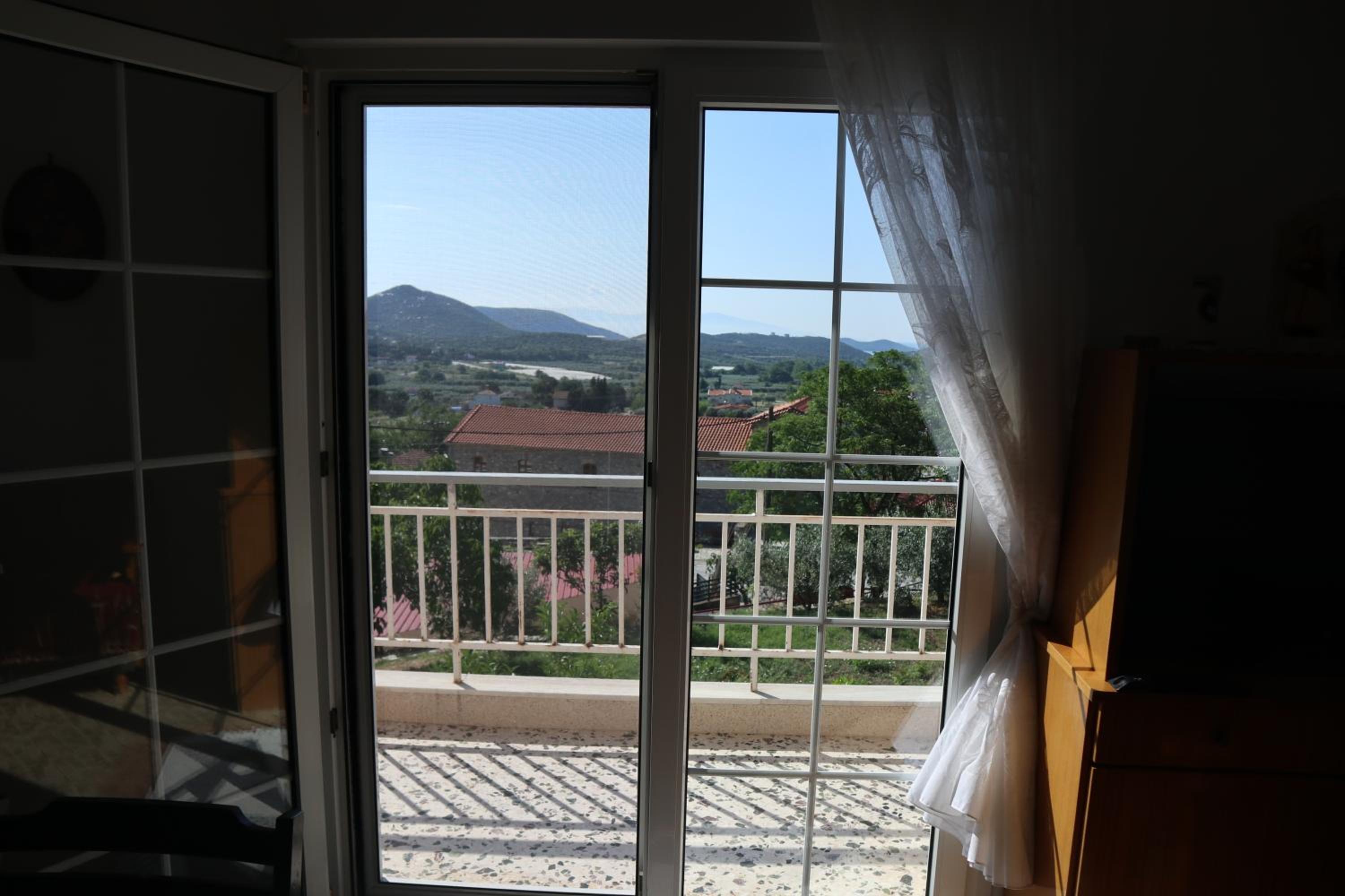 Angela House - Large Holiday Home for Families & Groups view 2