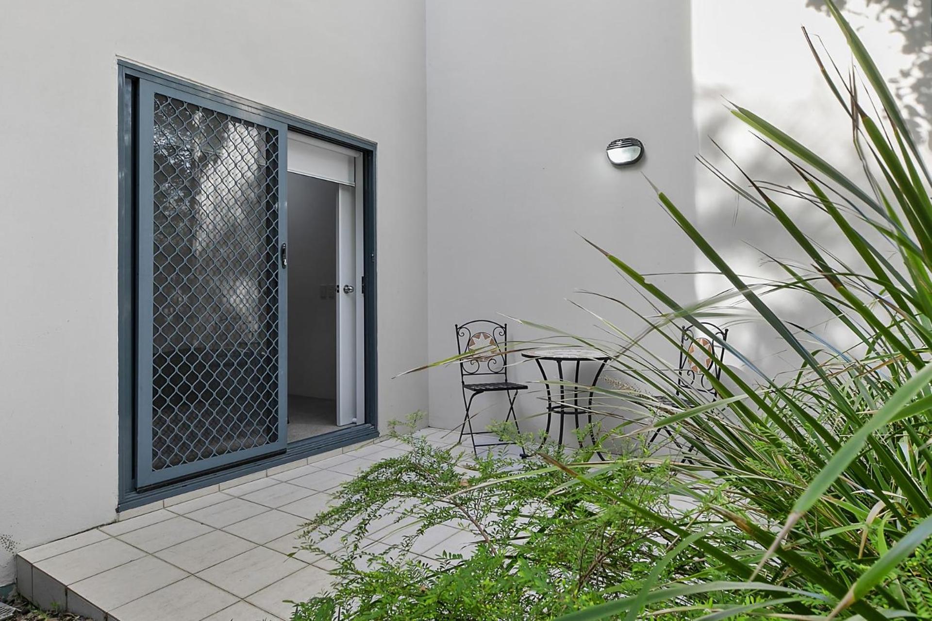 Unit 3 21 Park Generous and Comfortable Beachside Abode