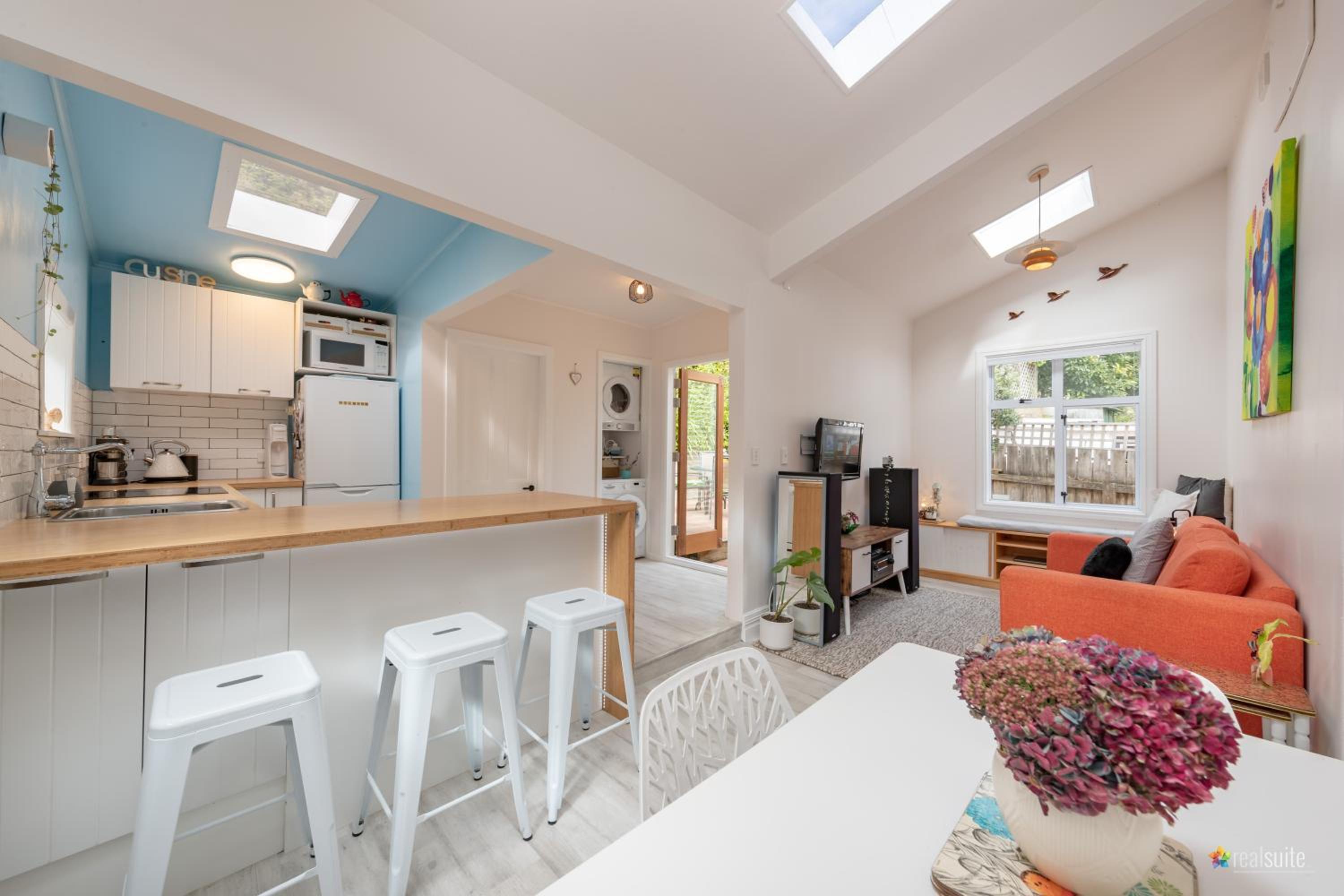 Peaceful & private city cottage with carparks