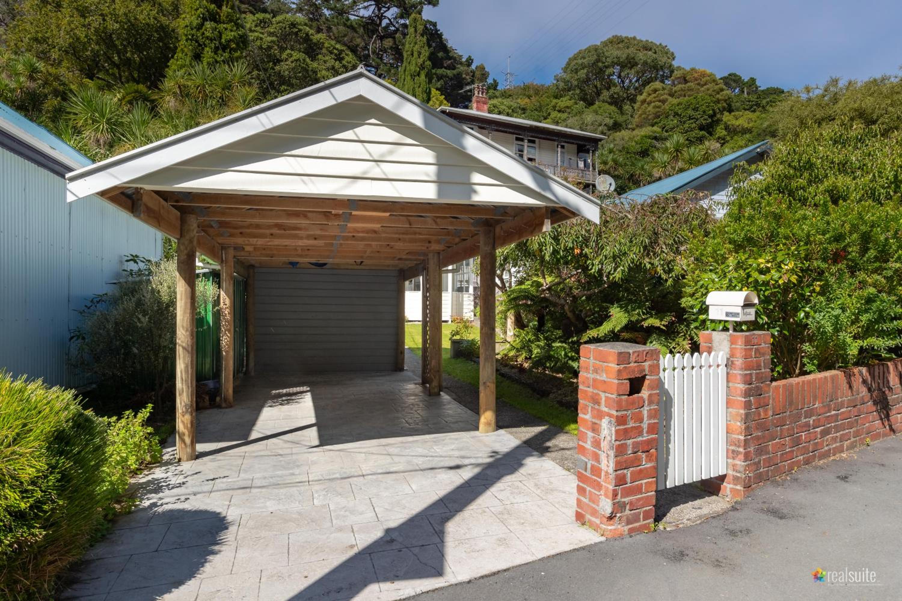Peaceful & private city cottage with carparks