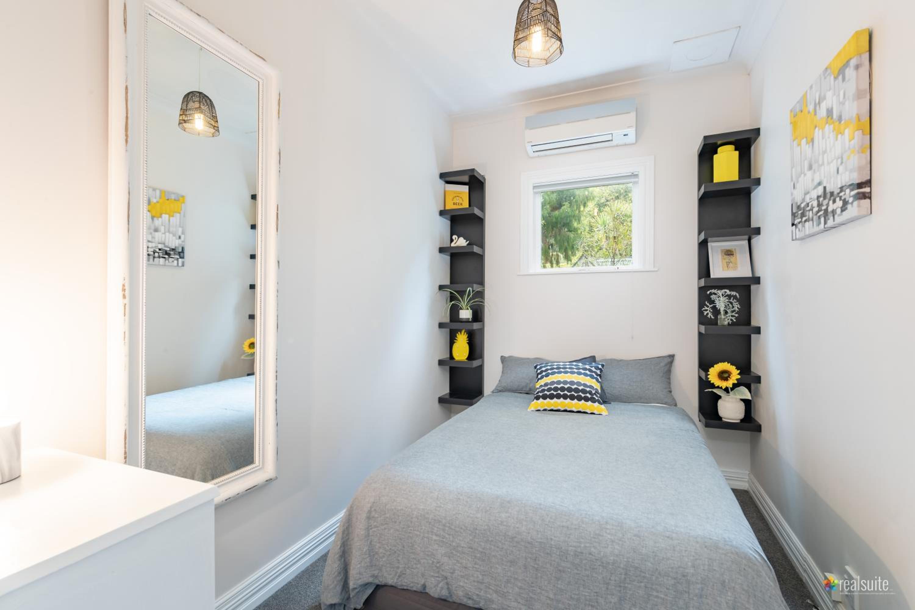 Peaceful & private city cottage with carparks
