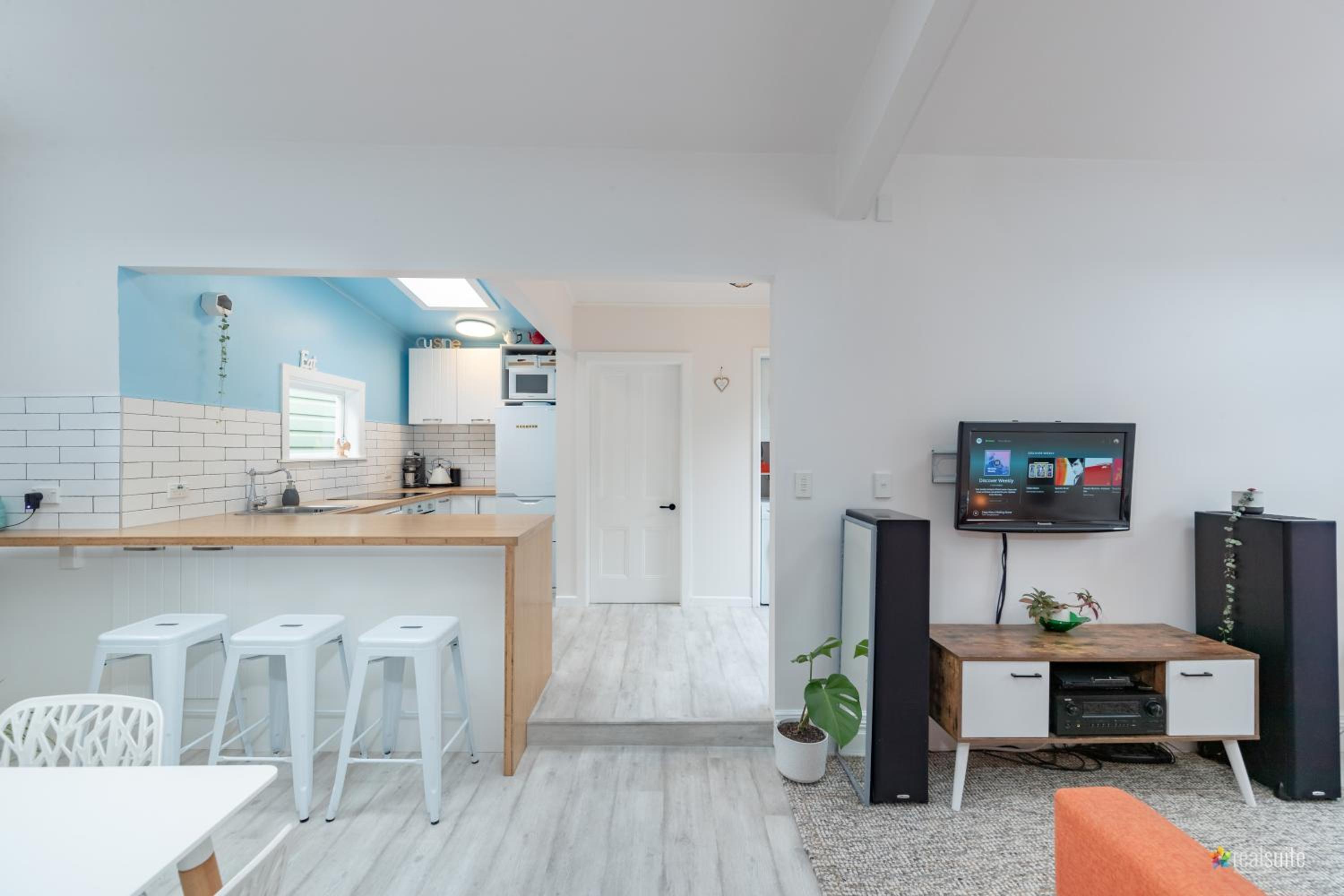 Peaceful & private city cottage with carparks