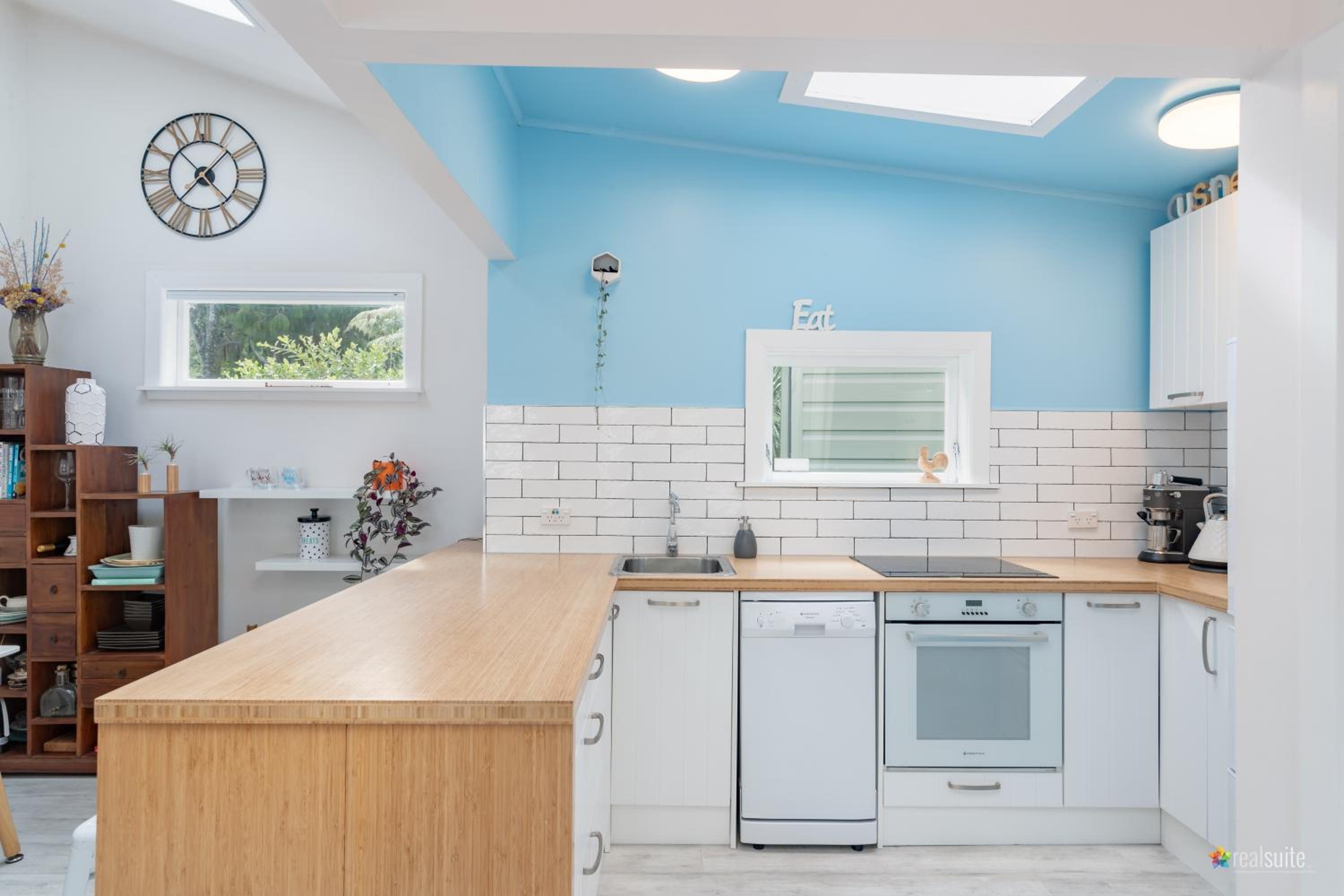 Peaceful & private city cottage with carparks