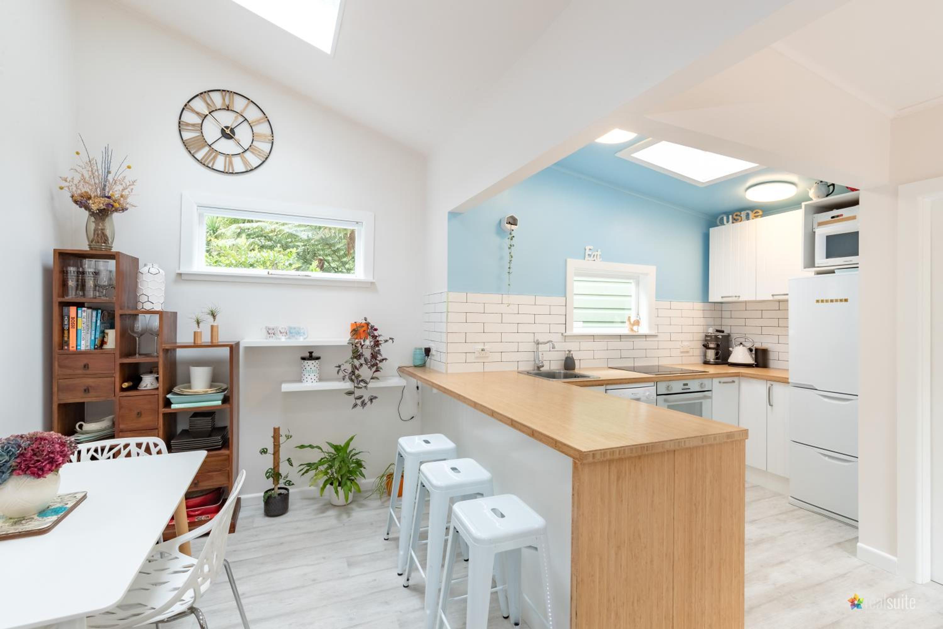 Peaceful & private city cottage with carparks