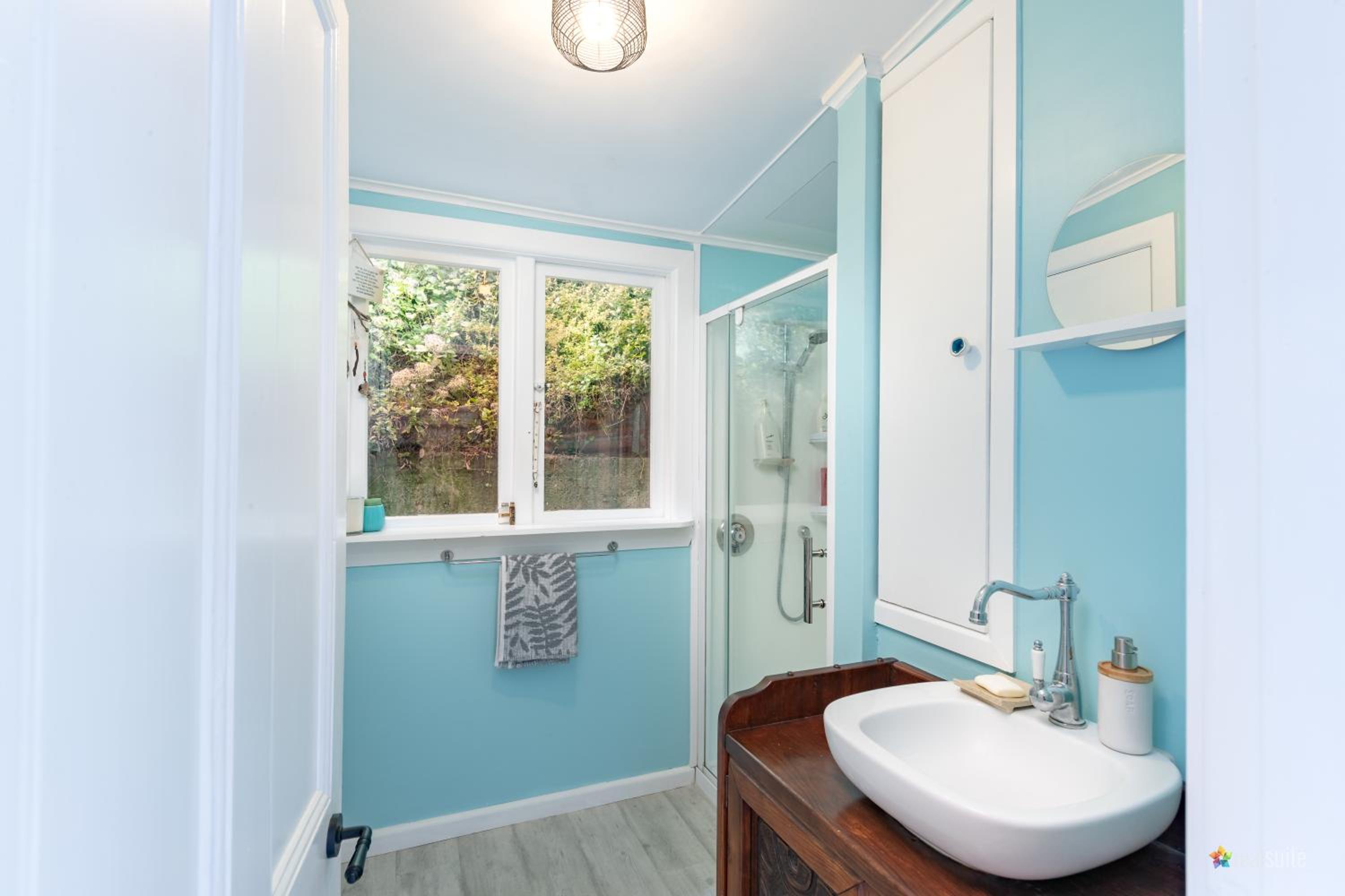 Peaceful & private city cottage with carparks