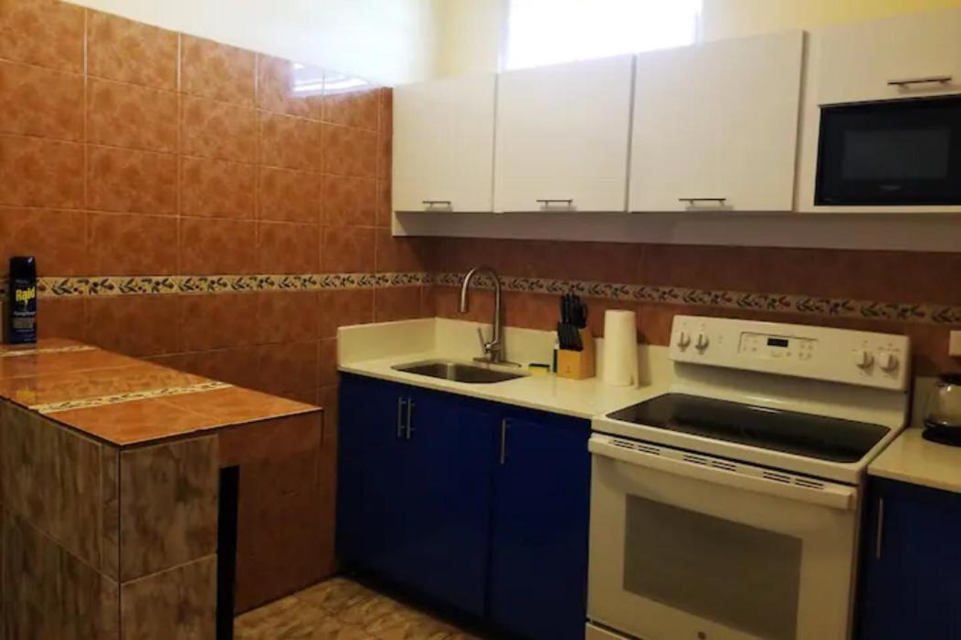 Del Valle Central Casa near Trendy Calle Loiza- one bedroom with queen - Property Image 2
