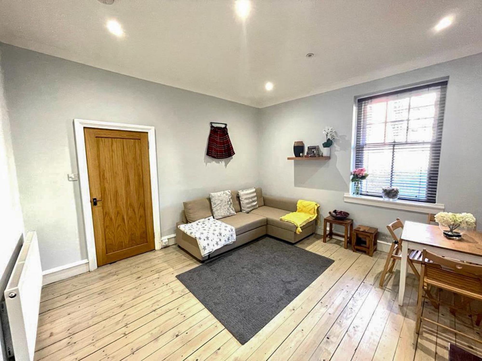 Stunning 2 Bed Apt Nr The Royal Mile & The Castle view 3