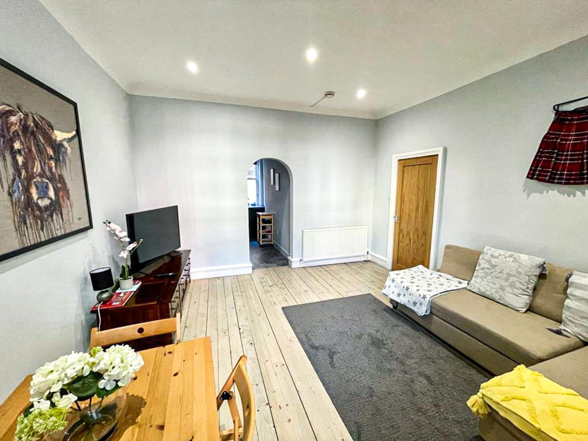Stunning 2 Bed Apt Nr The Royal Mile & The Castle view 4