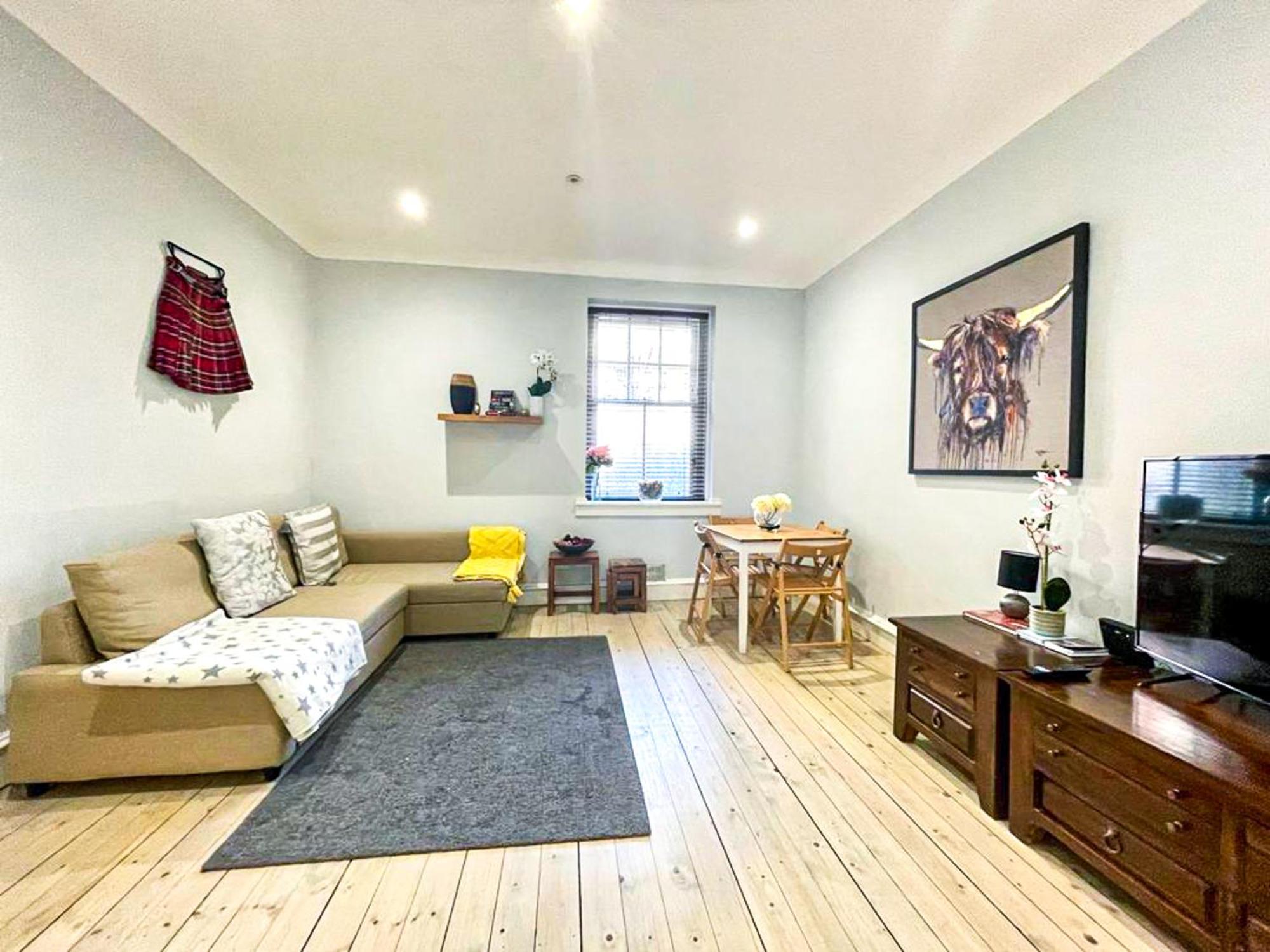 Stunning 2 Bed Apt Nr The Royal Mile & The Castle view 2