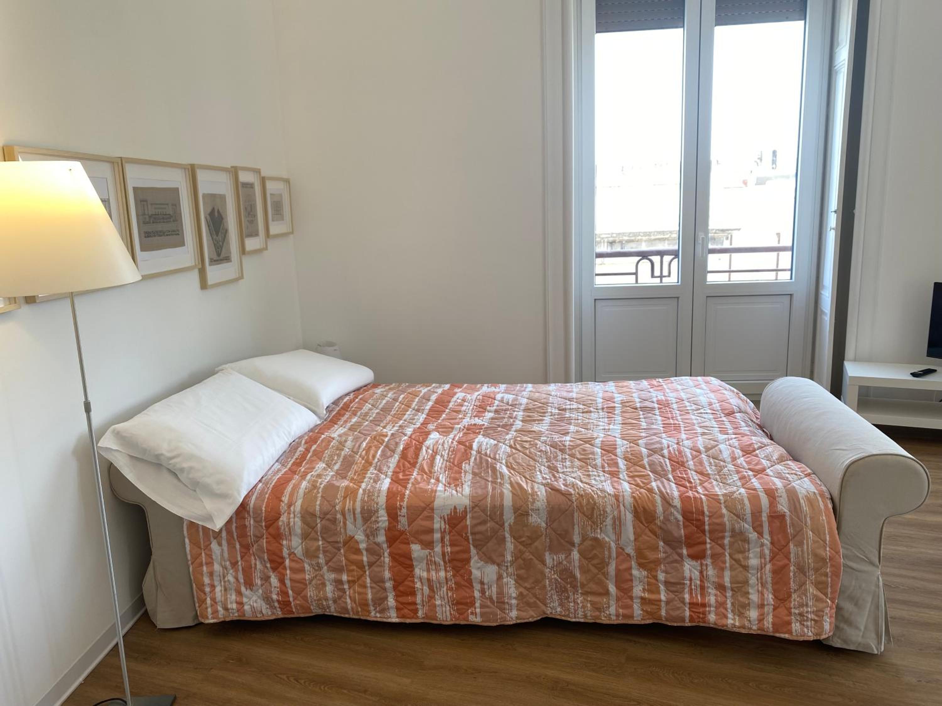 SUNNY Central bright apt, historical living Matera view 3