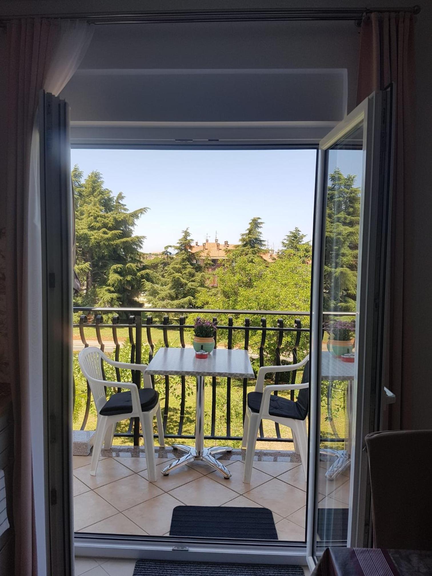 Apartment mit Balkon