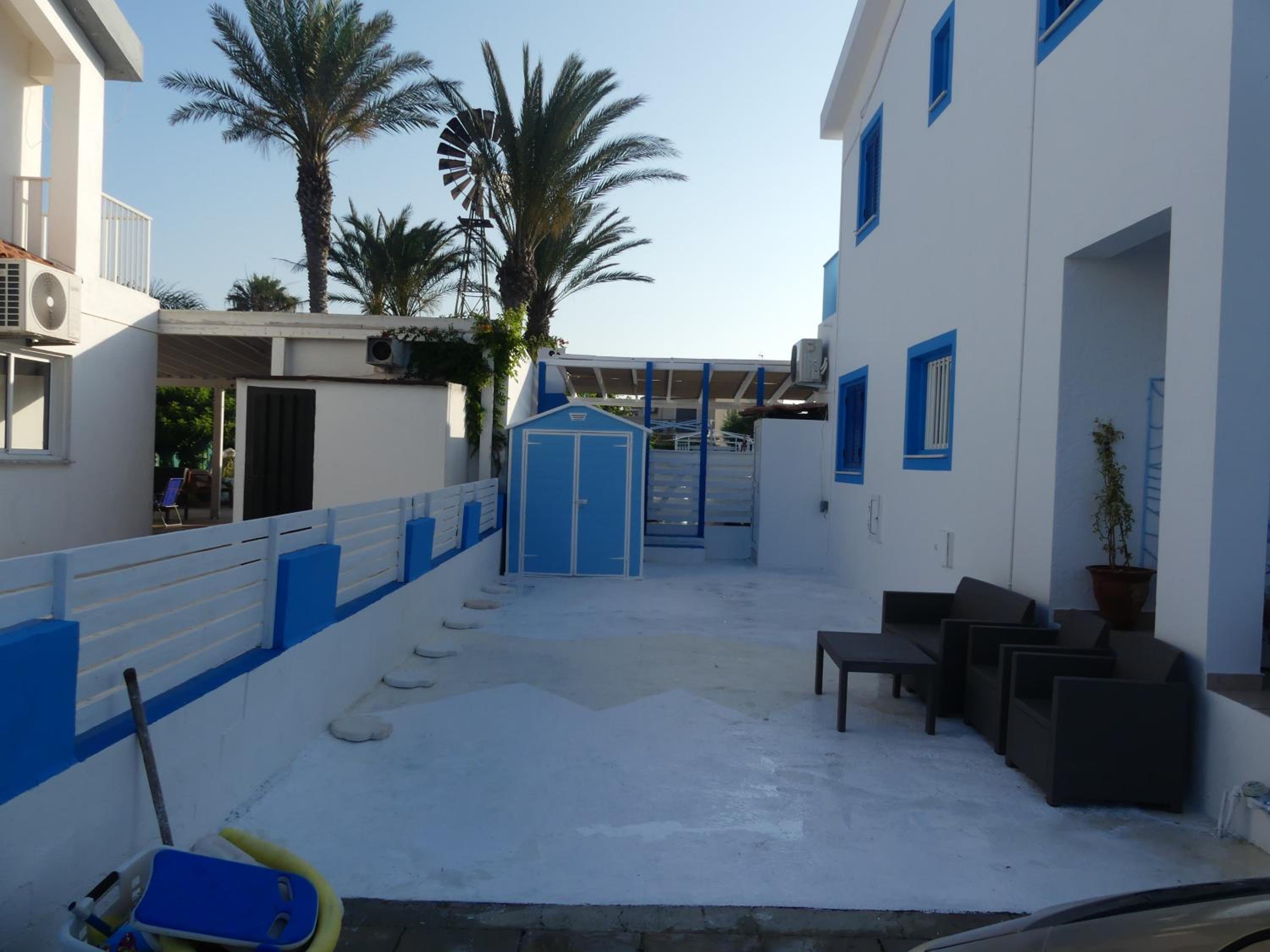 Greek Island Style 2 bedroom Villa with Pool next to the Sea