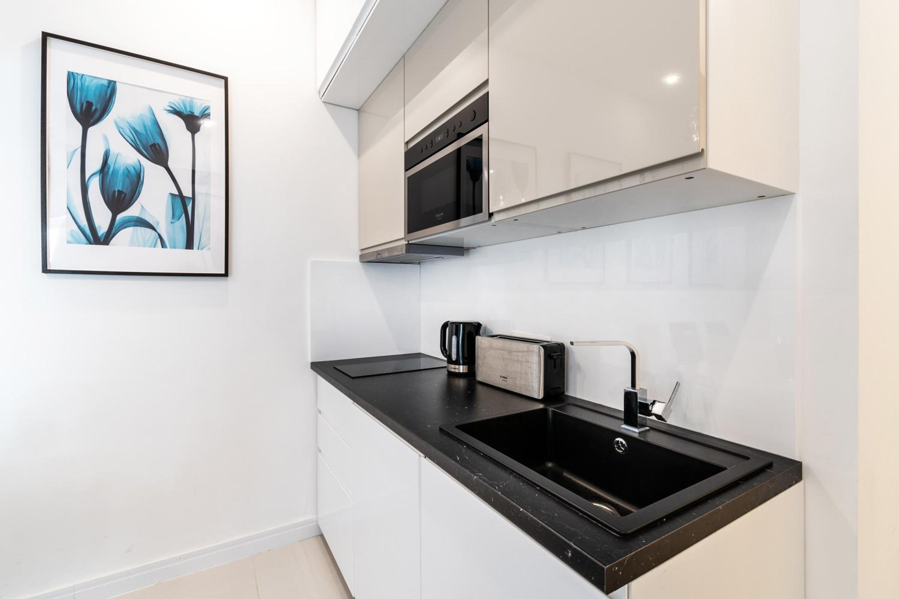 Quiet very central & stylish apt view 2