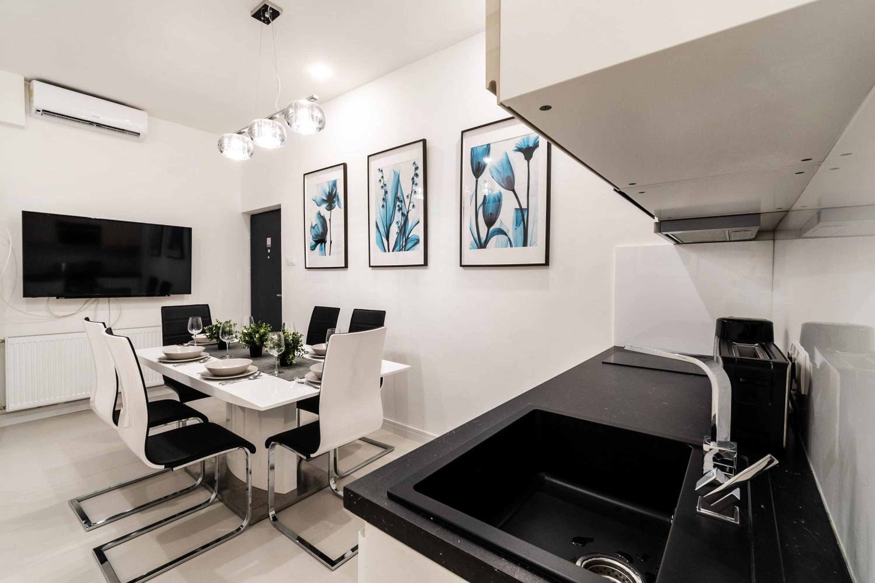 Quiet very central & stylish apt view 3
