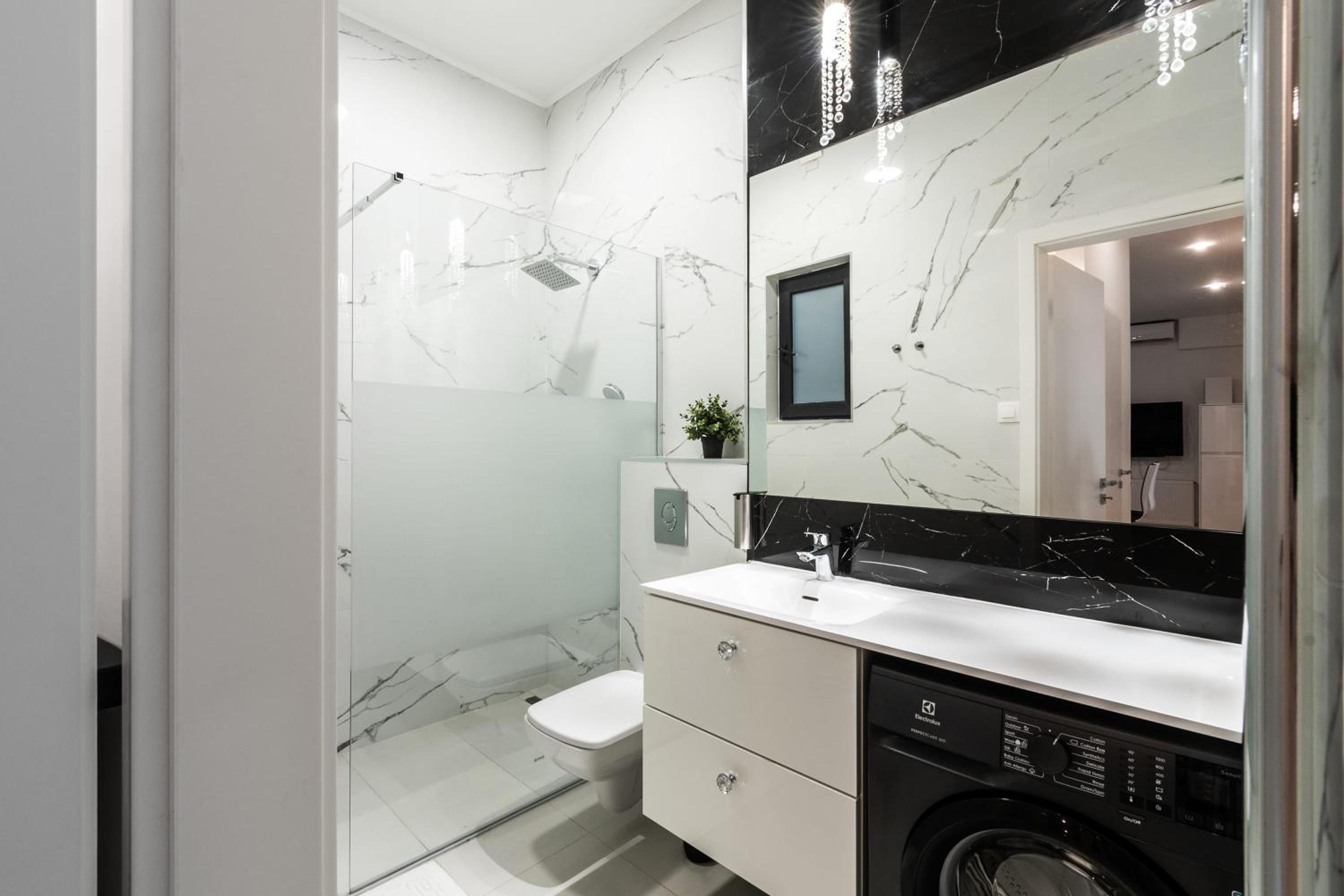 Quiet very central & stylish apt view 5