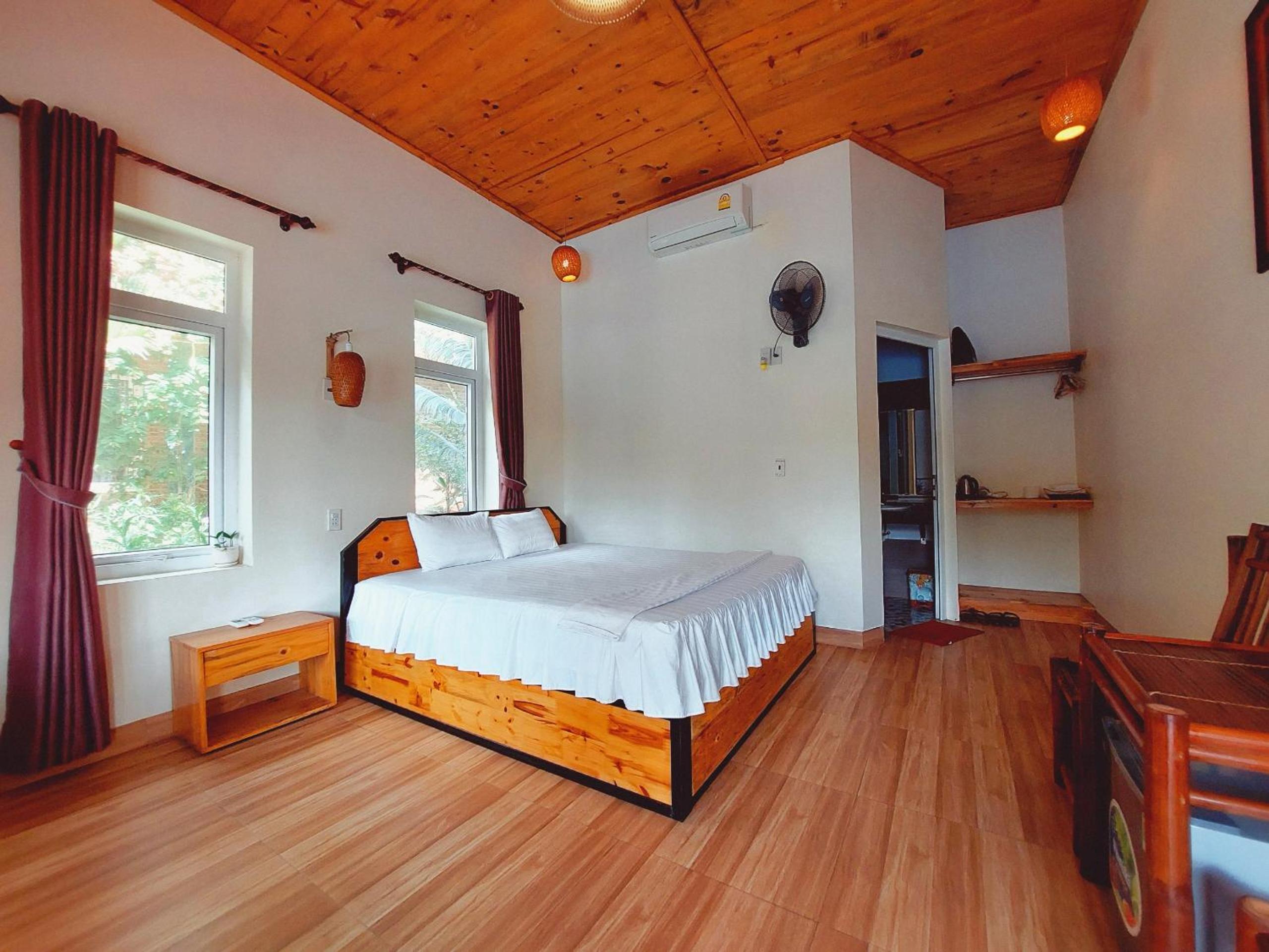 Ninh Binh Mountain Side Homestay & Cafe