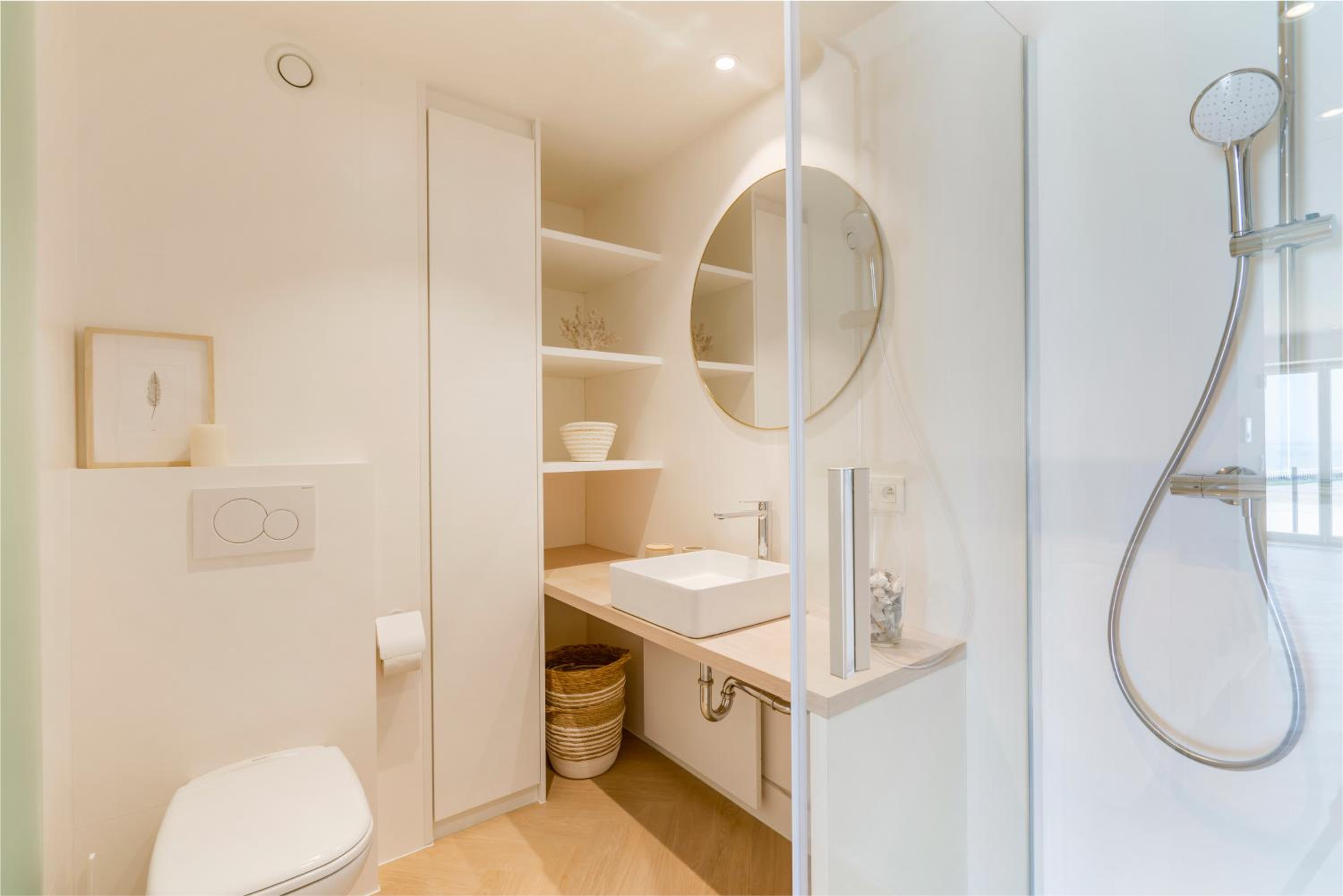 Moderne studio met fantastisch frontaal zeezicht view 5